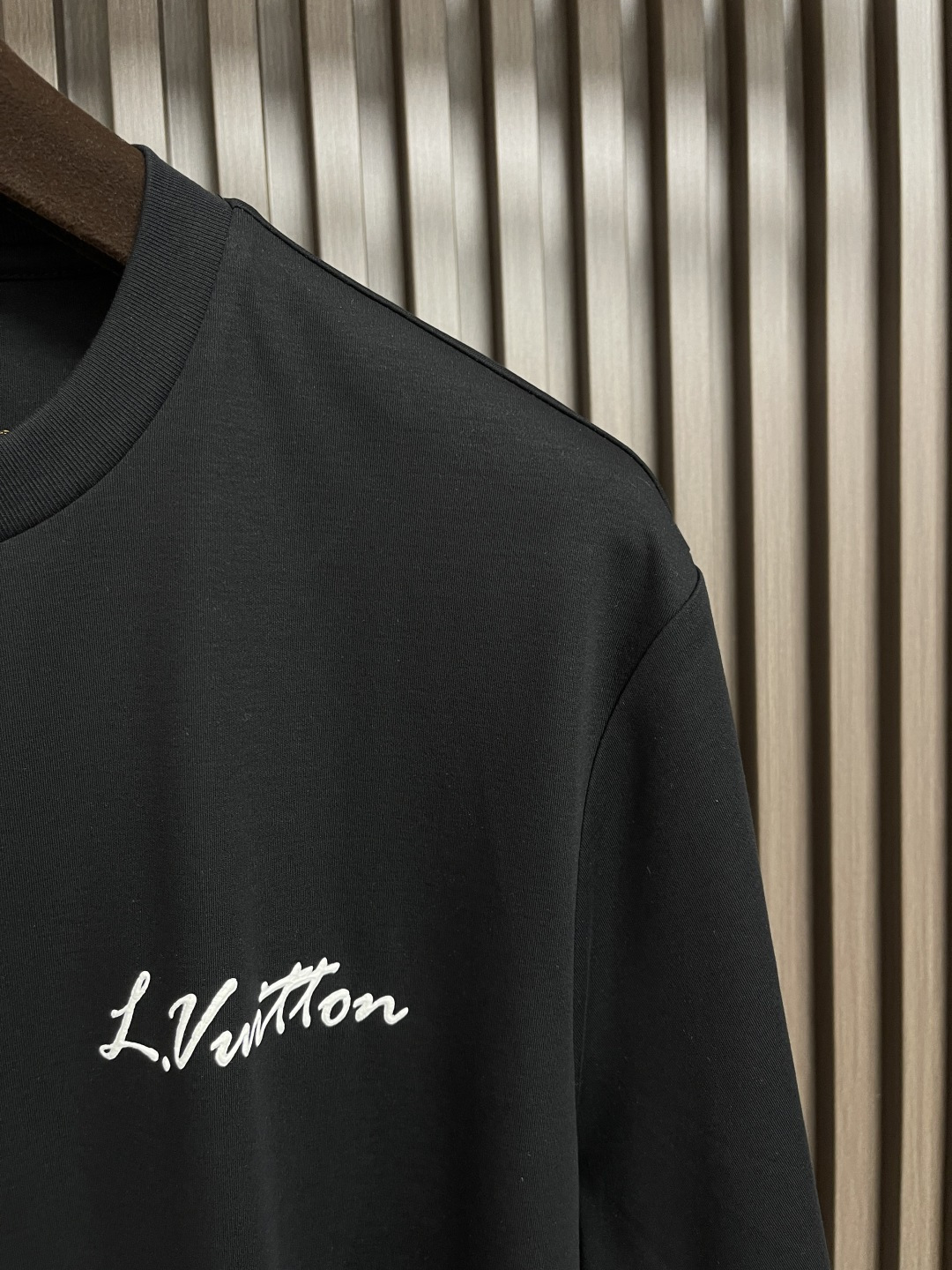 🛒🛒LV 2025ss 印花logo压胶字母短袖新款T恤短袖，采用260G纯棉面料，上身舒适透气，16针