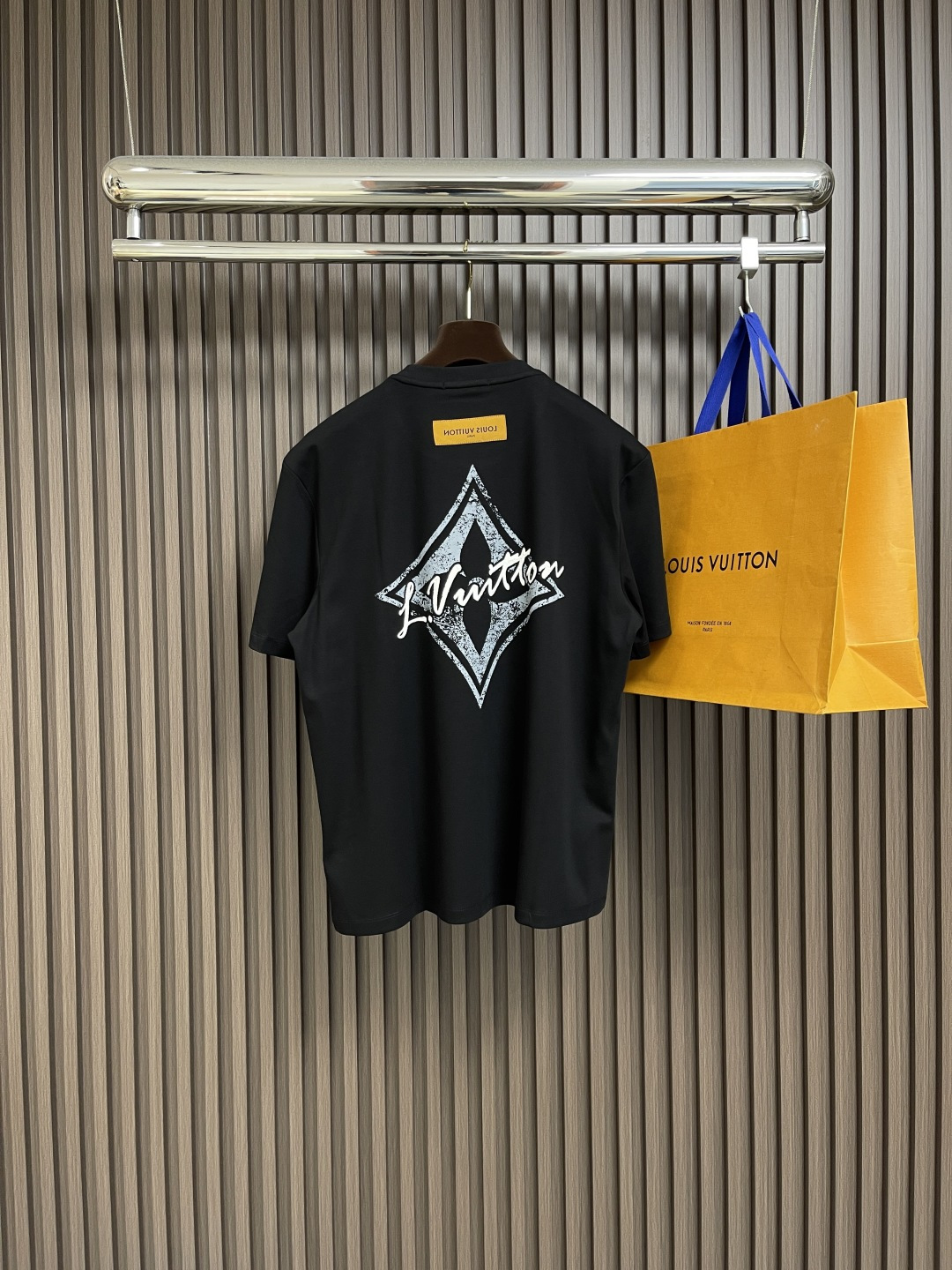 🛒🛒LV 2025ss 印花logo压胶字母短袖新款T恤短袖，采用260G纯棉面料，上身舒适透气，16针