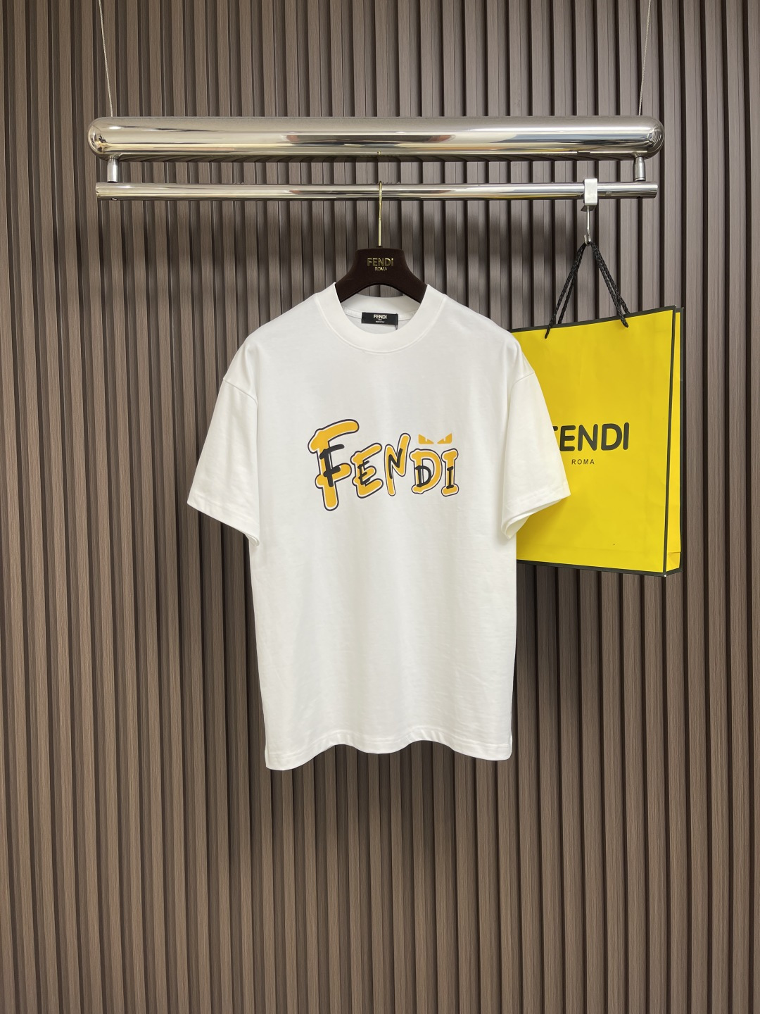 NO:473200,Fendi logo logo printed round neck short-sleeved T-shirt!  Custom-made fabrics are provided with smooth touch, but they are crisp and stylish, with a full texture on the upper body!  The overall style is simple and generous without losing style, with a strong sense of upper body, absolutely at the forefront of fashion, very comfortable to wear, no need to say much about the trouser style and cutting, the upper body is exquisite and vivid, and it is truly a palace-level, capable of all occasions whether it is sports or leisure. Size M-3XL, fendi, T-shirt, tees, t-shirt, alexander wang19860909fendi logo标识印花圆领短袖T恤！客供定制面料,触感顺滑,却又挺括有型,上身质感十足！ 整体简洁大方而不失格调,上身感极强,绝对走在时尚最前端,穿着非常舒适,裤型款式和裁剪亦无需多言,上身精致跃然,真正殿堂级的,无论是运动还是休闲时候都能胜任各种场合.尺码M-3XL,,fendi,T-shirt,tees，t-shirt,alexander wang,Men's clothing