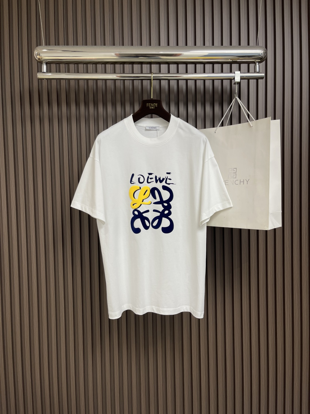 NO:478803,LOEWE 2025ss new round neck printed base short-sleeved T-shirt, customized cotton material, skin-friendly and soft, full of elasticity, round neck short-sleeved cut neckline, plain edging, comfortable and elastic, chest brand logo print, highlights style, loose fit, upper body creates a relaxed and fashionable look, versatile and slimming, commuting and dates. Size M-3XL,,loewe,loewe,T-shirt,tees,t-shirt,alexander wang19860909LOEWE 罗意威 2025ss新款圆领印花打底短袖T恤,定制全棉材质 亲肤柔软 弹力十足 圆领短袖裁剪 领口平纹包边 舒适有弹力 胸前品牌logo印花 彰显格调 宽松版型 上身营造轻松时尚造型 百搭显瘦 通勤约会都可.尺码M-3XL,,loewe,loewe,T-shirt,tees，t-shirt,alexander wang,Men's clothing