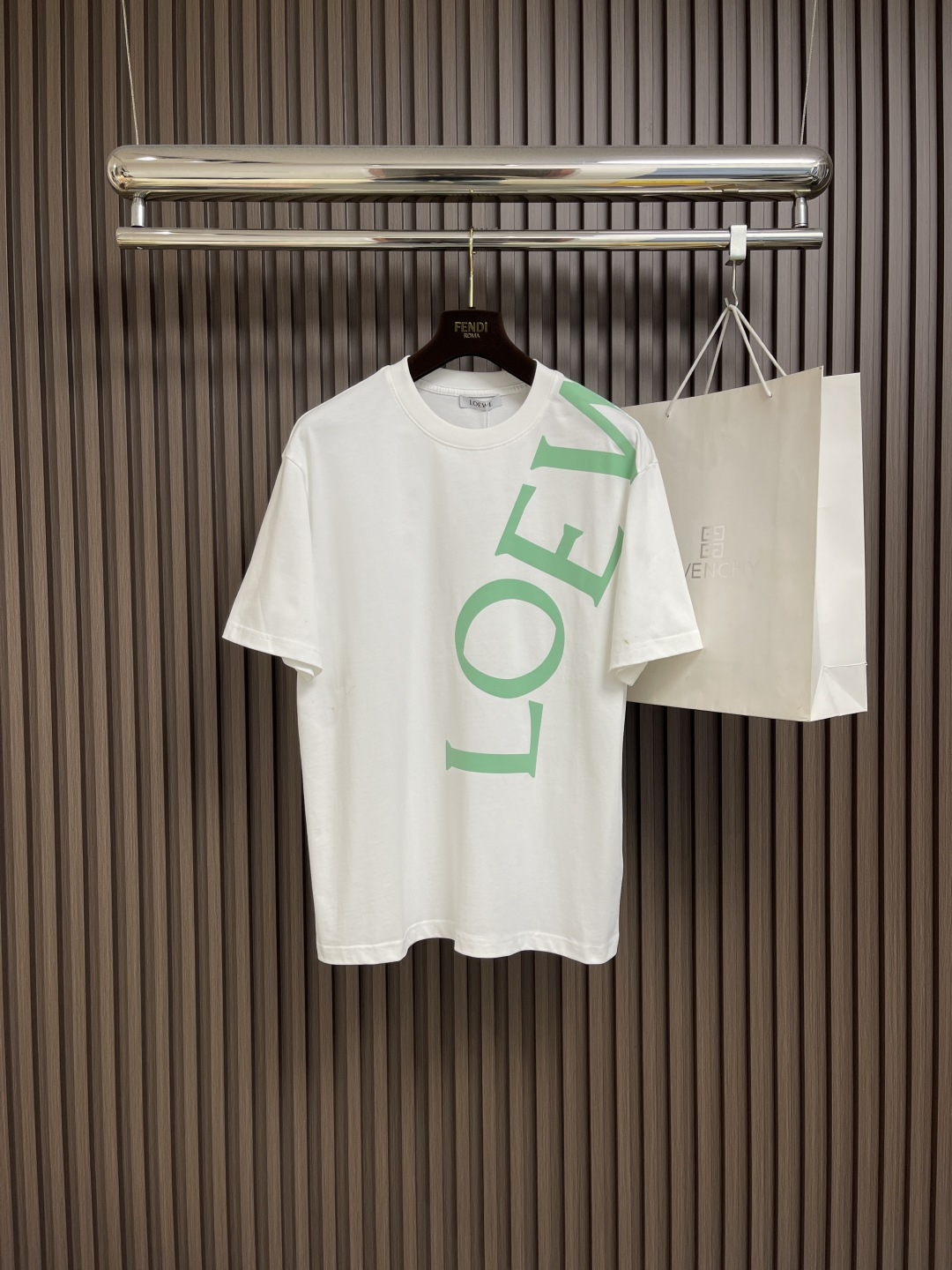 NO:475759,Loewe 2025ss letter large logo printed short-sleeved T-shirt, the fabric is made of 240 grams of heavy combed cotton, customized 1*1 thread, two washes of ready-made garments, the fabric is comfortable and skin-friendly, and there is no difference. Custom dyed fabric, high textile density, good drape, not easy to deform, thick texture and tight spinning process will not affect the breathability of the fabric, the saturation of the color is very high, imported digital direct-spray printing process, a versatile and beautiful short-sleeved short-sleeved, loose style to cover the flesh and make it look thin and not picky. Size M-3XL,,loewe,loewe,T-shirt,tees,t-shirt,alexander wang19860909Loewe罗意威 2025ss 字母大logo印花短袖T恤,面料采用240克重精梳棉,定制1*1螺纹,成衣两遍水洗处,面料舒适亲肤无异感,定制定染面料, 纺织密度高,垂感佳,不易变形,厚织感加上紧密纺纱工艺,不会影响面料的透气性,成色的饱和度很高,进口数码直喷印花工艺,百搭好看的一款短袖,宽松版型遮肉显瘦不挑人.尺码M-3XL,,loewe,loewe,T-shirt,tees，t-shirt,alexander wang,Men's clothing