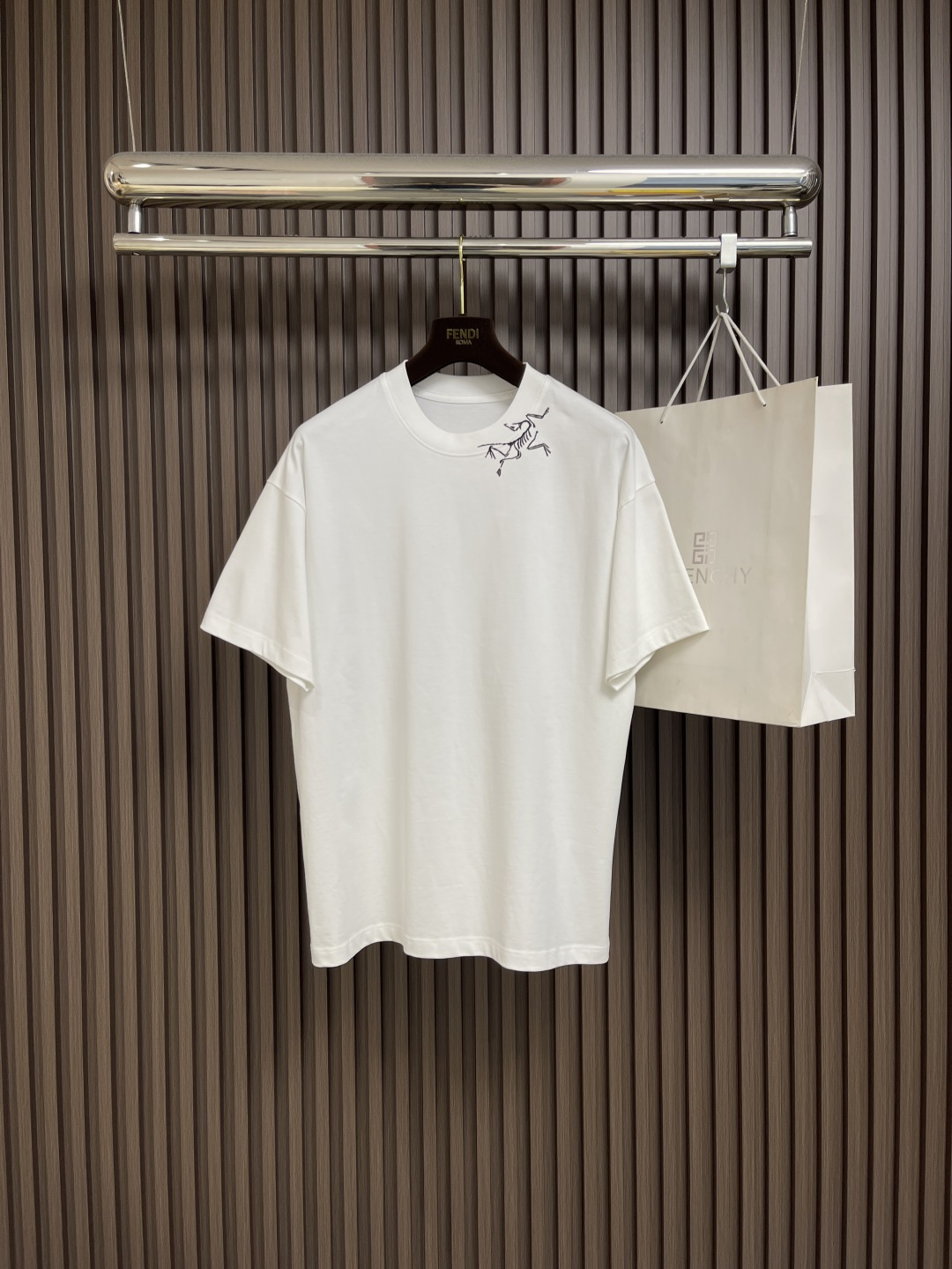 NO:475753,Arcteryx logo printed round neck loose American retro short-sleeved T-shirt. The fabric is made of 40 260g double yarn fabric. The upper body is stylish and has an invincible texture. It is definitely a short-sleeved T-shirt with extremely high cost performance. It is comfortable and breathable, medium thickness. Excellent stretchability, washing resistance, three-dimensionality, simple and handsome, and does not choose the styles worn by people of the age group. Whoever wears them is more handsome, and the original skills are smooth. Size M-3XL, arc'teryx, T-shirt,tees, t-shirt, alexander wang19860909Arcteryx 始祖鸟 logo印花圆领宽松美式复古短袖t恤 面料采用40支260g双纱面料,上身有型,质感无敌,绝对属于性价比极高的一款短袖t恤,舒适透气厚度中等 优良的伸缩性,耐洗性,立体感十足,版型简洁帅气,不挑年龄段人穿的款式、谁穿谁好帅气,原厂技艺流畅.尺码M-3XL,arc'teryx,T-shirt,tees，t-shirt,alexander wang,Men's clothing