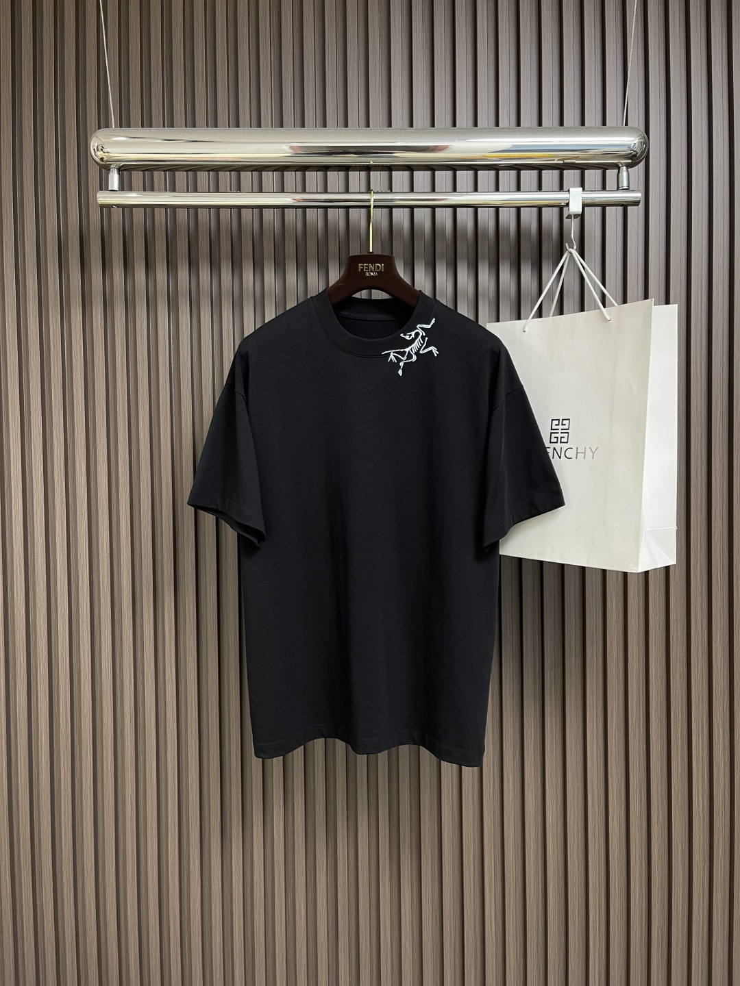 NO:478808,Arcteryx logo printed round neck loose American retro short-sleeved T-shirt. The fabric is made of 40 260g double yarn fabric. The upper body is stylish and has an invincible texture. It is definitely a short-sleeved T-shirt with extremely high cost performance. It is comfortable and breathable, medium thickness. Excellent stretchability, washing resistance, three-dimensionality, simple and handsome, and does not choose the styles worn by people of the age group. Whoever wears them is more handsome, and the original skills are smooth. Size M-3XL, arc'teryx, T-shirt,tees, t-shirt, alexander wang19860909Arcteryx 始祖鸟 logo印花圆领宽松美式复古短袖t恤 面料采用40支260g双纱面料,上身有型,质感无敌,绝对属于性价比极高的一款短袖t恤,舒适透气厚度中等 优良的伸缩性,耐洗性,立体感十足,版型简洁帅气,不挑年龄段人穿的款式、谁穿谁好帅气,原厂技艺流畅.尺码M-3XL,arc'teryx,T-shirt,tees，t-shirt,alexander wang,Men's clothing