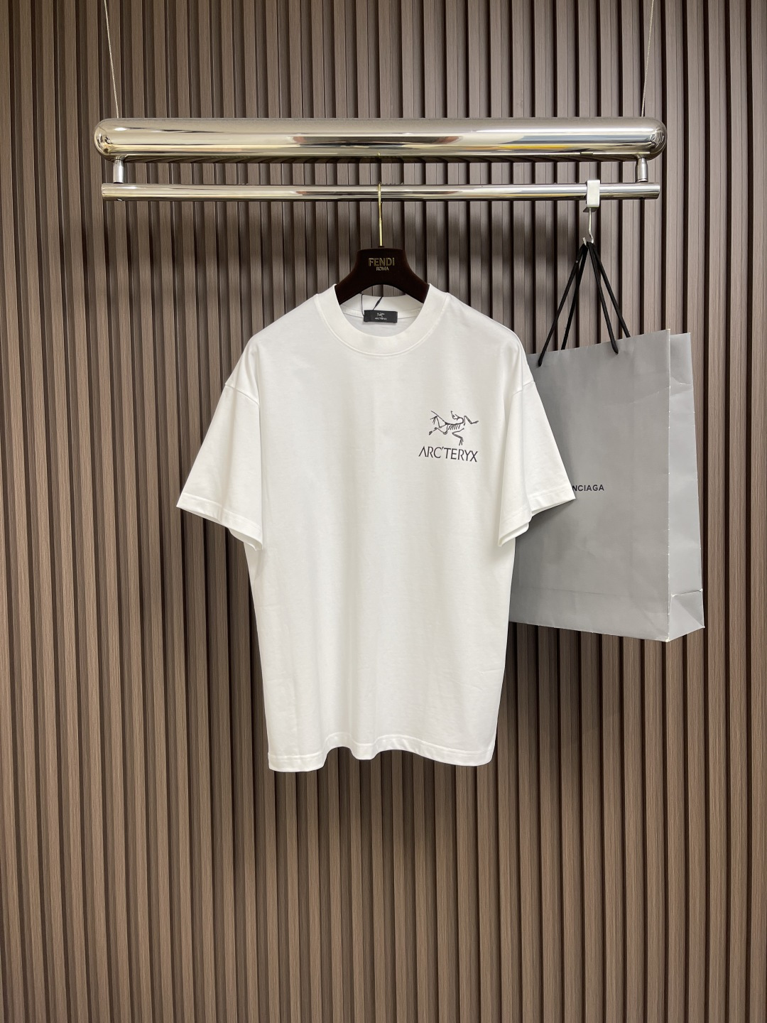 NO:473224,arcteryx logo printed round neck loose American retro short-sleeved T-shirt. The fabric is made of 40 260g double yarn fabric. The upper body is stylish and has an invincible texture. It is definitely a very cost-effective short-sleeved T-shirt with a comfortable and breathable thickness. It has excellent elasticity, washing resistance, three-dimensionality, simple and handsome style, and does not choose the styles worn by people of the age group. Whoever wears them is more handsome. The original skills are smooth. Size M-3XL, arc'teryx, T-shirt,tees, t-shirt, alexander wang19860909arcteryx 始祖鸟 logo印花圆领宽松美式复古短袖t恤 面料采用40支260g双纱面料,上身有型,质感无敌,绝对属于性价比极高的一款短袖t恤,舒适透气厚度中等 优良的伸缩性,耐洗性,立体感十足,版型简洁帅气,不挑年龄段人穿的款式、谁穿谁好帅气,原厂技艺流畅.尺码M-3XL,arc'teryx,T-shirt,tees，t-shirt,alexander wang,Men's clothing