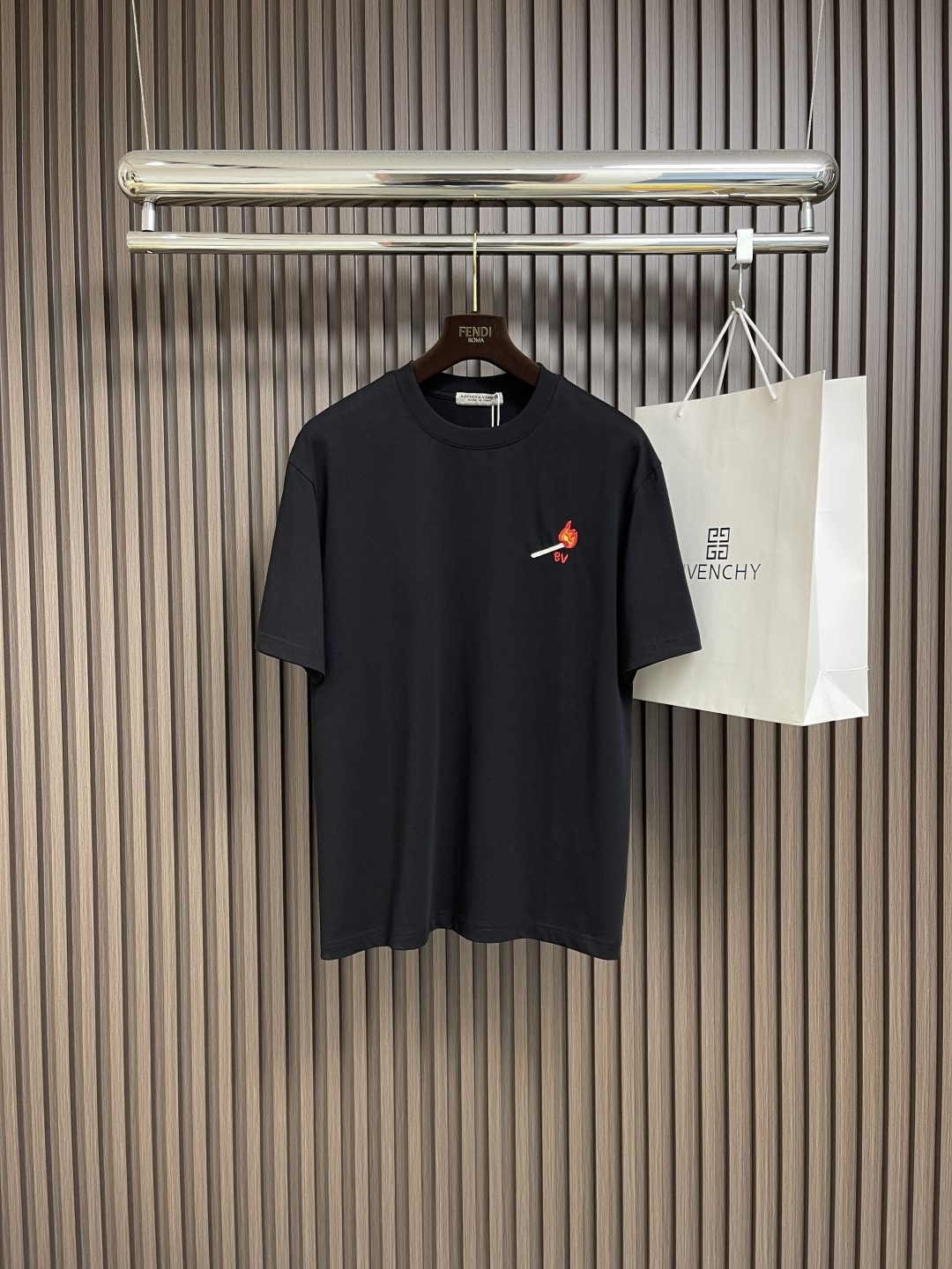 NO:473232,BOTTEG VENETA BV Baodiejia 2025SS Spring and Summer New Product High-Grade Os Style Loose T-shirt, with minimalist design in the front, and the round neck uses large-width threaded knitted embroidery. High-Grade heavy fabric will not be stuffy, and can be worn inside and outside. The Os-Grade heavy fabric is quite solid and not close to the body, thus achieving the loose effect of Os. It is also a trademark brand of BV home. Match embroidery is very unique and not bad in the street style. It is simple, three-dimensional and elegant, simple and versatile. It is recommended that you must buy it in summer!  The loose silhouette is suitable for any body, and the upper body is super cool and stylish!  Size M-3XL, bottega veneta, bottega veneta, bottega veneta, tees, t-shirt, alexander wang19860909BOTTEG VENETA BV 葆蝶家 2025SS春夏新品 高克重os版型 宽松T恤,前身极简设计,圆领采用大宽度螺纹针织刺绣,高克重偏厚面料不会闷热,内搭外穿都可以,os版型高克重面料做到挺实不贴身,从而达到os宽松的效果,也算是BV家的一个标志品牌调性,火柴刺绣很有个性,不烂大街的款式,简约立体大气上档次,简单又百搭,宽松大T推荐你们夏天一定要入！廓形宽松剪裁适合任何身材,上身超酷又有型！尺码M-3XL,,bottega veneta,bottega veneta,bottega veneta,tees，t-shirt,alexander wang,Men's clothing