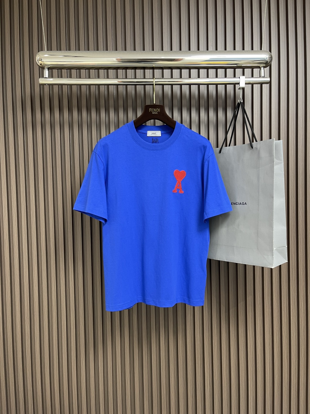 NO:473218,AMI 2025ss summer embroidered love knitted short-sleeved T-shirt, 340G top cotton yarn, 100% pure cotton, excellent feel, very comfortable fabric, controlled at 2% color-fixing quality, truly not easy to deform, shrink, and does not fade. Size M-3XL,, T-shirt,tees, t-shirt,alexander wang19860909AMI 2025ss夏季刺绣爱心针织短袖T恤,340G顶级棉纱 百分百纯棉 手感极好 面料非常舒服 缩水率控制在2％出口级固色品质真正做到了不易变形缩水 不掉色.尺码M-3XL,,T-shirt,tees，t-shirt,alexander wang,Men's clothing