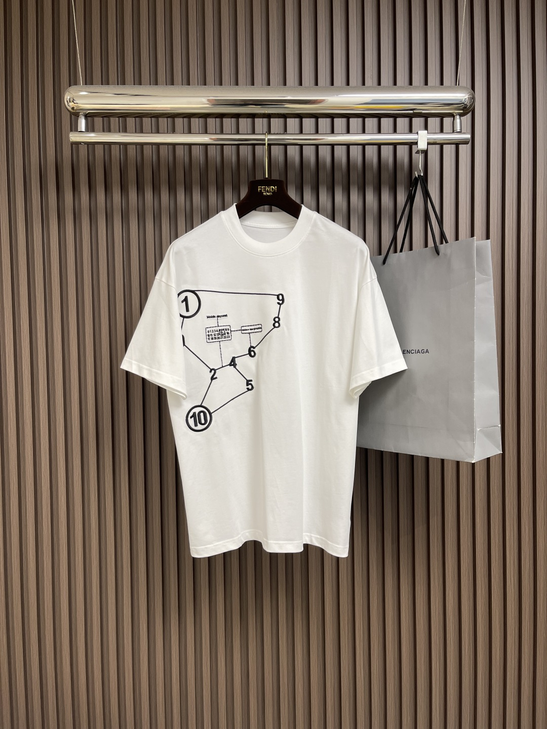 NO:473212,maison magiel MM6 2025SS spring and summer new short-sleeved T-shirt, customized exclusive wash-water pure cotton fabric, embroidered logo design!  Simple and generous, calm and versatile, extremely high-end, perfectly integrated with fashion and style, a top fashionable style that perfectly suits the outside wear!  The overall feeling is natural!  The ultimate classic and versatile style, customized original cotton fabric!  The ultimate perfection of heavy industry. Size M-3XL,,masion margiela,masion margiela,T-shirt,tees,t-shirt,alexander wang19860909maison margiel MM6 马吉拉 2025SS春夏新款短袖T恤,定制专属洗水纯棉面料,刺绣logo设计！简约大方,从容百搭,档次极高,完美融入时尚还有风情感一款完美符合外穿的顶尖时髦气质款！整体给人浑然天成的感觉！极致经典的百搭型,定制原版纯棉面料！极致的重工极致的完美 .尺码M-3XL,,masion margiela,masion margiela,T-shirt,tees，t-shirt,alexander wang,Men's clothing