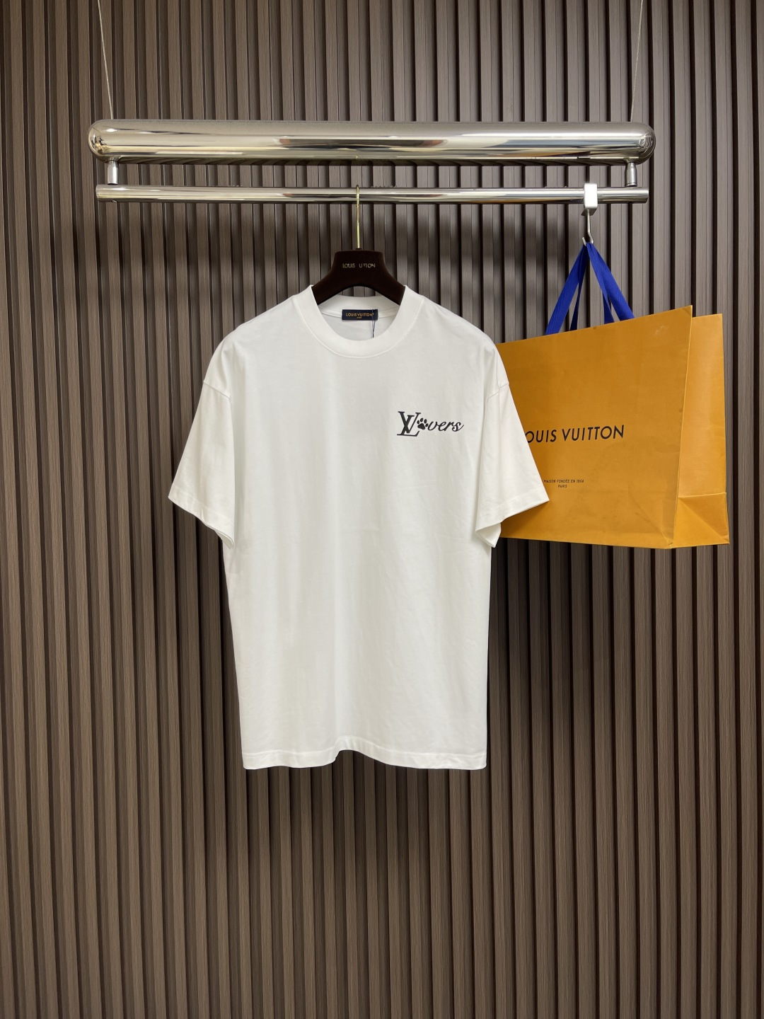 NO:470613,LV printed short-sleeved T-shirt adopts digital technology. Inkjet printing can achieve complex patterns and rich colors, spray ink evenly onto the surface of the fabric to form high-precision printing patterns. Drying and vaporization can promote the full combination of ink and fabric fibers, improve the firmness and brightness of color, and high-precision printing ensures the clarity and detail performance of the printing patterns. Size M-3XL,,louis vuitton, T-shirt,tees, t-shirt,alexander wang19860909LV 印花短袖T恤,采用了数码技术,喷墨印花可以实现复杂的图案和丰富的色彩,将墨水均匀喷射到织物表面,形成高精度的印花图案.烘干和蒸化可以促使墨水与织物纤维充分结合,提高色彩的牢固度和鲜艳度,高精度打印确保印花图案的清晰度和细节表现.尺码M-3XL,,louis vuitton,T-shirt,tees，t-shirt,alexander wang,Men's clothing