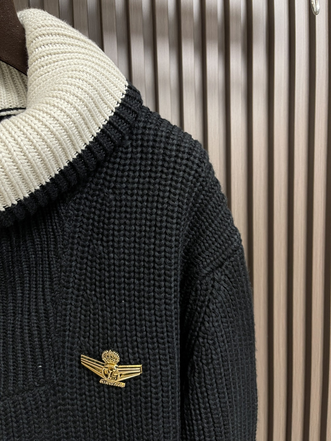 Custom Wool Pilot Sweater with Gold Ratio Back-to-Back Muscular Design, Australian Line Import. - 图片 4