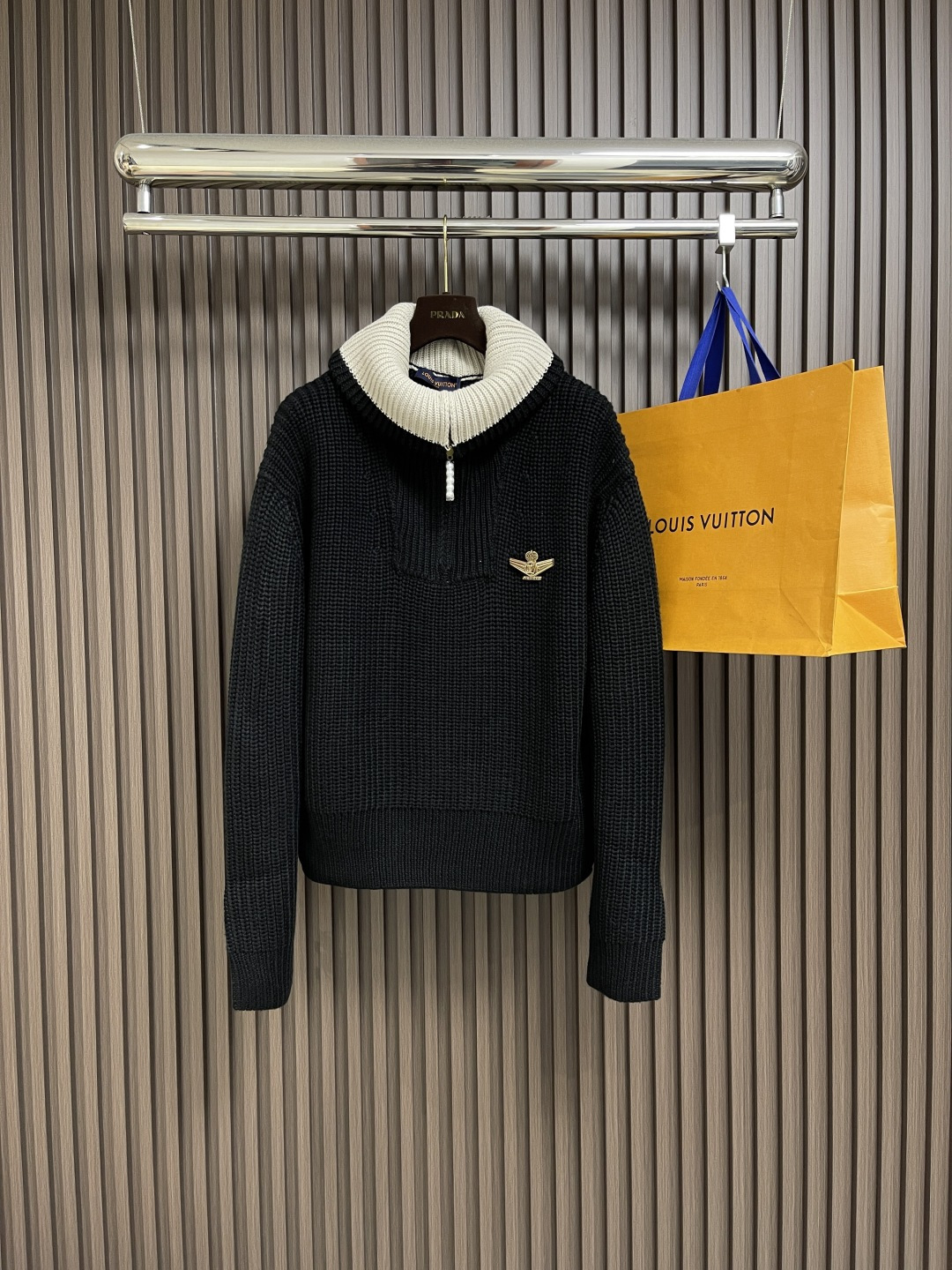 NO:473228,LV 2025ss letter badge wool pilot semi-zipper sweater, cotton-sensory x wool gold ratio, restore original texture, imported Australian wool blended special line ordering and dyeing, color fastness path washing process polishing. Size S-XL,,louis vuitton,sweaters, gold,alexander wang19860909LV 2025ss字母徽章羊毛飞行员半拉链毛衣,棉感x羊毛黄金配比 还原原版肌理,进口澳毛混纺专线订染 色牢度道水洗工艺打磨.尺码S-XL,,louis vuitton,sweaters,gold,alexander wang,Men's clothing