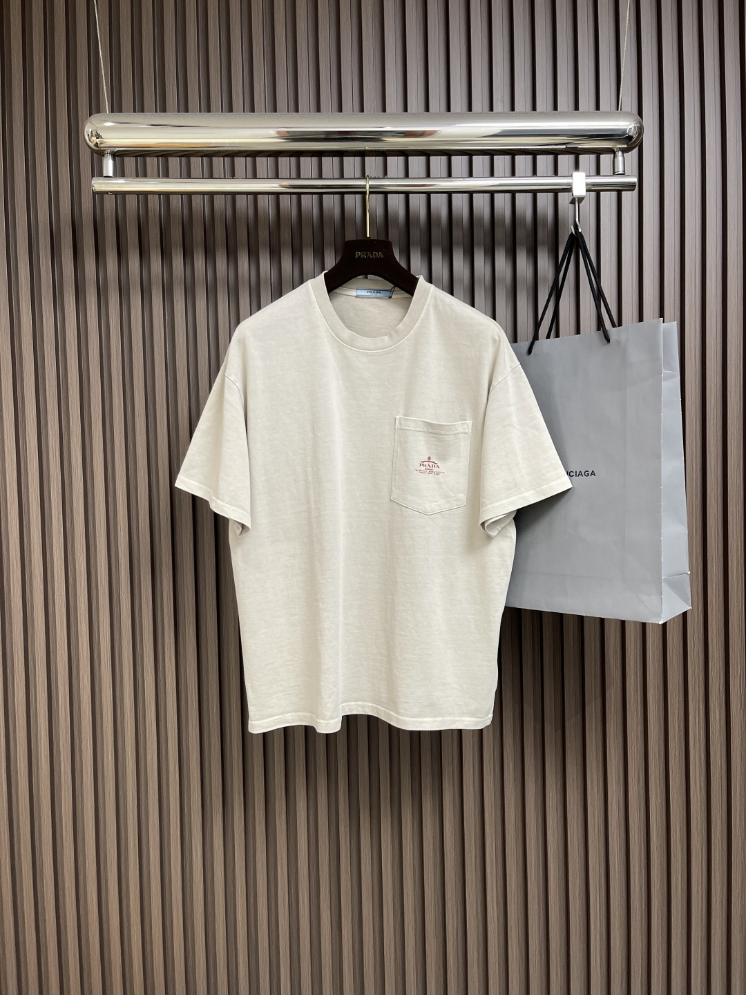 NO:475720,Prada summer new apricot pocket letter printed T-shirt, encountering a slack feeling, PD apricot pocket letter short sleeves!  The unpretentious low-saturation tone, comes with a gentle filter, which makes it look white and high-end, and it is easy to grasp the Korean relaxation feeling; choose high-weight, tight knitted pure cotton fabric, and you can feel the heavy sense of solidity when you get it. The tight knitted makes the fabric more crisp, not easy to soften and deform, and it is 'casual but not casual' when you put it on any match; the pocket + letter embroidery on the chest adds a sense of layering, exquisite letter embroidery on the pocket, oversize cut without picking on the figure, hide the flesh and make it look slim, single wear is lazy and casual, and the inner layer is also very outstanding. Size XS-L,, prada, versace, T-shirt, tees, t-shirt, alexander wang19860909Prada 夏日新款杏色口袋字母印花T恤,邂逅松弛感,PD杏色口袋字母短袖！不张扬的低饱和色调,自带温柔滤镜,显白又高级,轻松拿捏韩系松弛感；选用高克重紧密针织纯棉面料,拿到手就能感受到沉甸甸的扎实感,紧密针织让面料更挺括,不易软塌变形,随便一搭都'随性不随便'的时髦范儿；口袋＋字母刺绣胸前小口袋增添层次感,口袋上精致字母刺绣,不挑身材的oversize剪裁,藏肉显瘦,单穿慵懒随性,内搭叠穿也很出彩.尺码XS-L,,prada,versace,T-shirt,tees，t-shirt,alexander wang,Men's clothing