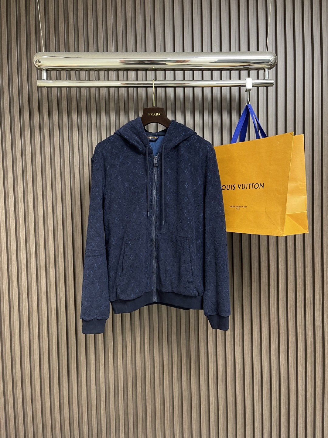 NO:470557,LV 2025SS new cotton-blend wool jacquard zipper jacket, made of soft French terry cloth, comfortable and exquisite, a cotton-blend fabric that relaxes after beach vacation, is decorated with Monogram embossed pattern in the same color, which is particularly eye-catching. Size S-XL,,louis vuitton, jackets & coats,alexander wang19860909LV 2025SS新款棉混纺毛圈提花拉链外套,采用柔软的法国毛圈布制成,舒适精致,海滩度假后放松身心的理棉混纺面料,通体饰有同色系Monogram压纹图案,格外醒目.尺码S-XL,,louis vuitton,jackets & coats,alexander wang,Men's clothing