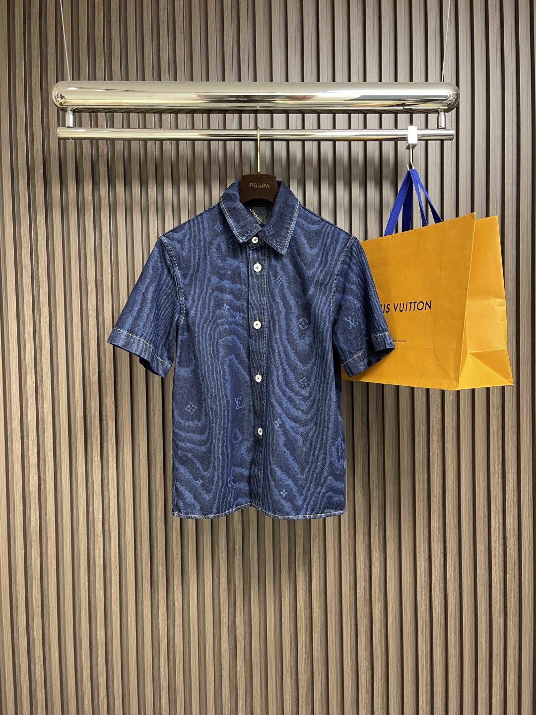 NO:475781,LV wood grain short-sleeved denim shirt, this short-sleeved denim shirt is rejuvenated by the current LV Moire pattern, and is cleverly incorporated into Monogram elements. The same-color print reflects the silky texture, and the pearlescent buttons reveal a delicate atmosphere. Marque L.Vuitton Deposee nubonic label is placed behind it. Size XS-XL,,louis vuitton,shirts,T-shirt,alexander wang19860909LV 木纹短袖牛仔衬衫,本款短袖牛仔衬衫借由当季LV Moire图案个性焕新,其间巧妙融入Monogram元素.同色印花映现丝绸般的莹润质感,珠光纽扣流露考究气息,Marque L.Vuitton Deposee 正绒面革标签栖身背后.尺码XS-XL,,louis vuitton,shirts,T-shirt,alexander wang,Men's clothing