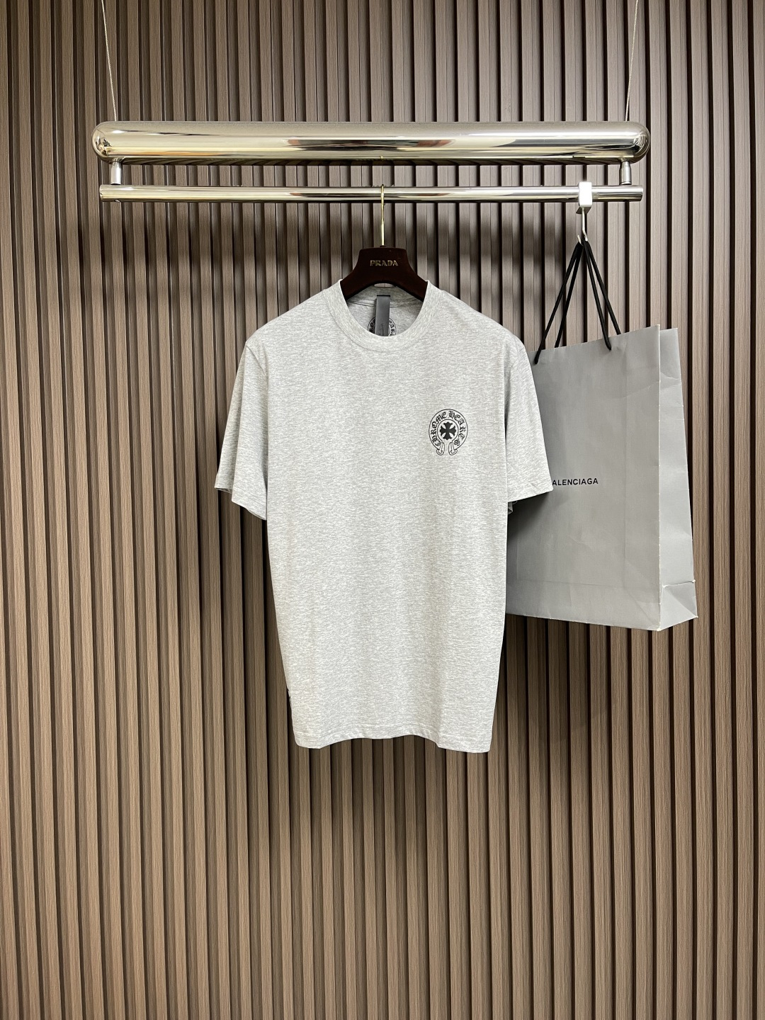 NO:475713,CH CHROME HEART Sanskrit letter printing short-sleeved T-shirt, made of customized pure cotton fabric, excellent texture, comfortable and soft feel, skin-friendly and breathable, and sweat-absorbing effect, is the best choice in summer. The chest is decorated with brand iconic pattern printing embellishment, single-side active dyeing, and thermally set ink printing, which can be matched with multiple types of clothing to create a fashionable look. Customized auxiliary materials, complete three standards, the same style for men and women!  Size S-M-L, chrome hearts, chrome hearts, T-shirt, tees, t-shirt, alexander wang19860909CH CHROME HEART克罗心款梵文字母印花短袖T恤,采用定制纯棉面料匠心制作,质感卓越,手感舒适柔软,亲肤透气,吸汗效果,是夏天的最佳选择,胸口饰以品牌标志性图案印花点缀,单面活性染色,热固油墨印花,能与多类型服饰搭配营造时尚造型,定制辅料,三标齐全,男女同款！尺码S-M-L,,chrome hearts,chrome hearts,T-shirt,tees，t-shirt,alexander wang,Men's clothing