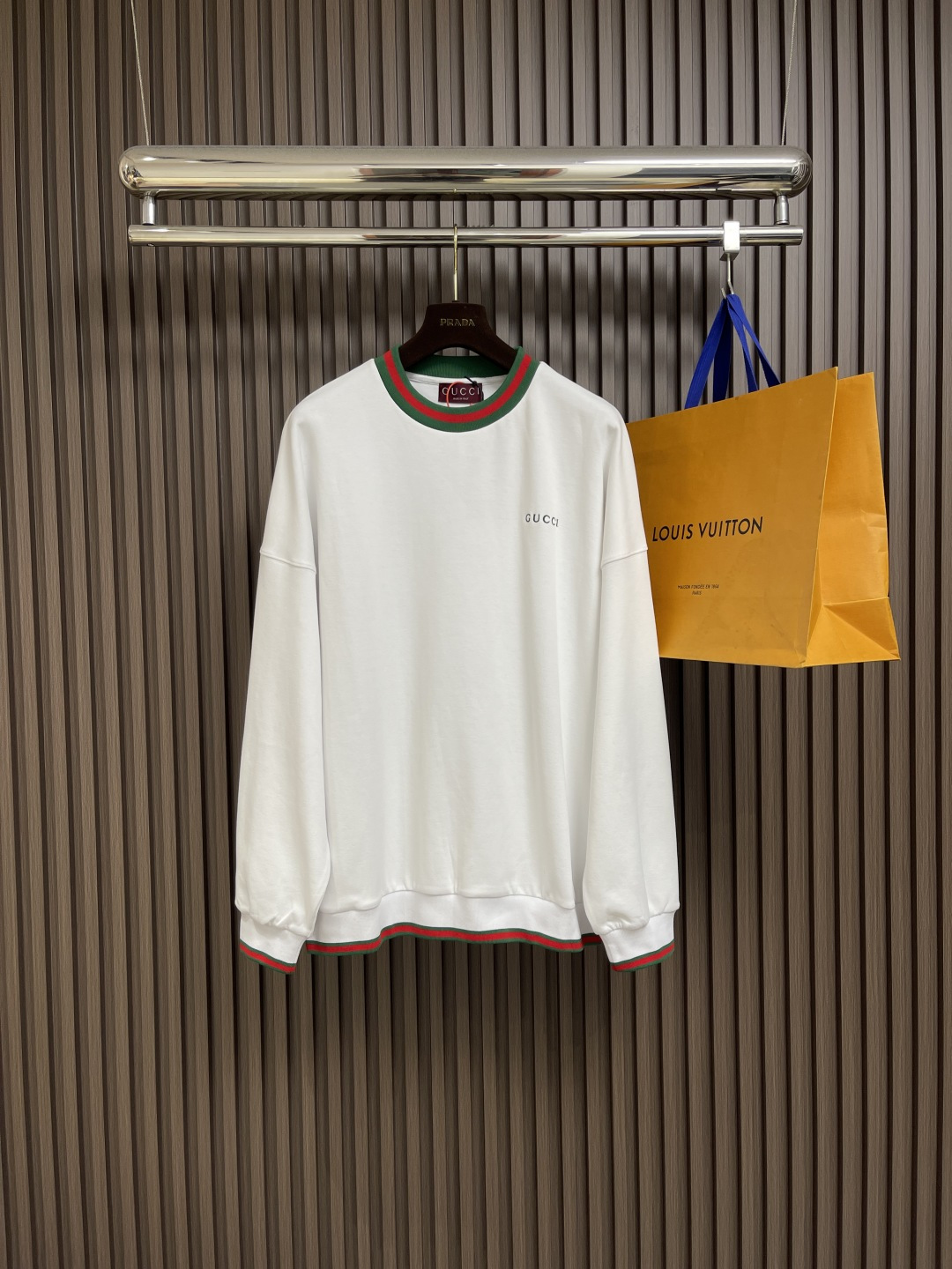 NO:470564,Gucci 2025FW new webbing embroidered sweatshirt, customized cloud soft bead linen cotton material, soft and comfortable skin, white base, pure and elegant, iconic GUCCI embroidery embroidery embroidery on the chest, low-key and powerful, carefully outlined striped webbing piping as the finishing touch, achieve perfect visual balance in harmony, with shoulder-falling design to highlight a new height of fashion, create a unique urban yuppie image, adopt imported machine embroidery technology, use advanced computer control systems and precision mechanical components to achieve GUCCI embroidery operation, high precision, smooth and delicate lines. Size S-XL, gucci, hoodie, sweatshirts, alexander wang19860909Gucci 2025FW新款织带刺绣卫衣,定制云柔珠麻棉料 轻柔绵软 舒适贴肤 白色基底 纯净高雅 标志性GUCCI刺绣点缀胸前 低调而有力 精心勾勒的条纹织带滚边为点睛之笔 在和谐中达到完美的视觉平衡以落肩设计彰显时尚新高度 塑造别具一格的都市雅痞形象,采用进口机刺绣工艺 使用先进的计算机控制系统和精密的机械部件实现GUCCI刺绣作业 精度高 线条流畅而细腻.尺码S-XL,,gucci,hoodie,sweatshirts,alexander wang,Men's clothing