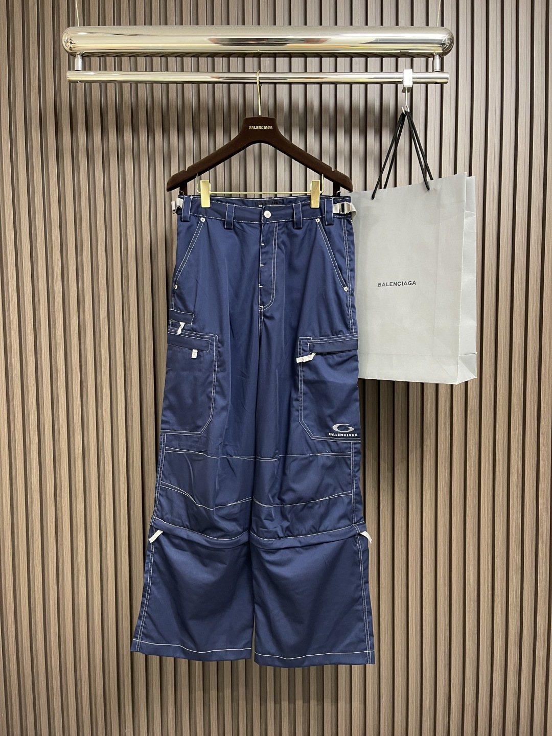 NO:473210,Balenciaga embroidery multi-functional work pants, customized Haiyunru blue cotton mixed twill silk material, multiple three-dimensional pockets are arranged in a staggered manner, and the left pocket decoration icon embroidery adds brand recognition. The lower part of the trouser legs is detachable, free switching of the embroidery process through the imported machine, using advanced computer control systems and precise mechanical components, sports icon embroidery and embroidery operations. The template machine opens the bag. The preset template is used to guide the position of the bag opening, shape and size, and the accuracy ensures the quality of the bag opening effect. The fine sewing process of the special aircraft reverse bottom and open thread, and the special aircraft is used for open thread sewing. It is required to prepare the reverse side of the clothing before sewing to ensure the straight line and uniform stitching.  The edges are flat and beautiful. The soft and ancient water washing process is made through specific chemical and logistics treatments. The surface of the fabric has a soft luster, which not only retains the original texture but also adds a bit of gentle atmosphere. Size XS-L, balenciaga, alexander wang19860909Balenciaga 刺绣多功能工装裤,定制海韵儒蓝棉混斜纹绸料,多个立体口袋错落有致,左侧口袋饰icon刺绣,增添品牌辨识度.裤腿下部可拆卸的设计,自由切换穿进口机刺绣工艺,使用先进的计算机控制系统和精密的机械部件,sports icon刺绣刺绣作业.模版机开袋.预设的模板来指导开袋的位置 形状和大小,精确性确保了开袋效果质量.特种专机反底明线精细缝制工艺,使用特种专机进行明线缝制,要求缝制前对衣物反面进行精细准备,确保缝制线条平直 针脚均匀 边缘平整且美观.柔光古韵洗水工艺,通过特定的化学和物流处理.使面料表面呈现出柔和的光泽,既保留了原始质感,又增添了几分温婉的气息.尺码XS-L,,balenciaga,alexander wang,Men's clothing