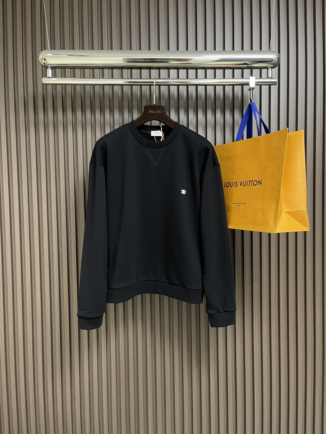 NO:473222,Celine Arc de Triomphe embroidered sweatshirt, custom-made cotton, flexible, ink-like sweatshirt material, soft, comfortable and skin-friendly. With a deep dark curtain as the base, a triangle-shaped world is quietly painted on the chest. The iconic Celine Arc de Triomphe embroidery faces the front, outlining the advanced contour with extreme simplicity, becoming the agile focus of vision, showing taste in silence, using imported machine embroidery technology, using advanced computer control systems and precision mechanical components to achieve Arc de Triomphe embroidery operation, high precision, smooth and delicate lines, fabrics have been washed, better texture, not easy to deform, not easy to shrink, not easy to fade, maintaining long-term beauty. Size S-XL,,celine,hoodie,sweatshirts,alexander wang19860909Celine 凯旋门刺绣卫衣,定制全棉臻柔活性墨韵卫衣料 手感柔软 舒适亲肤 以一抹深邃黑幕为底 胸前悄然绘就一方三角形天地 标志性Celine 凯旋门标识点缀正面 以极致的简约勾勒出高级的轮廓 成为视觉的灵动焦点 于无声处彰显品味,采用进口机刺绣工艺 使用先进的计算机控制系统和精密的机械部件 实现凯旋门刺绣作业 精度高 线条流畅而细腻,面料都经过浇洗 手感质感更佳 不易变形 不易缩水 不易褪色 保持长久的美.尺码S-XL,,celine,hoodie,sweatshirts,alexander wang,Men's clothing