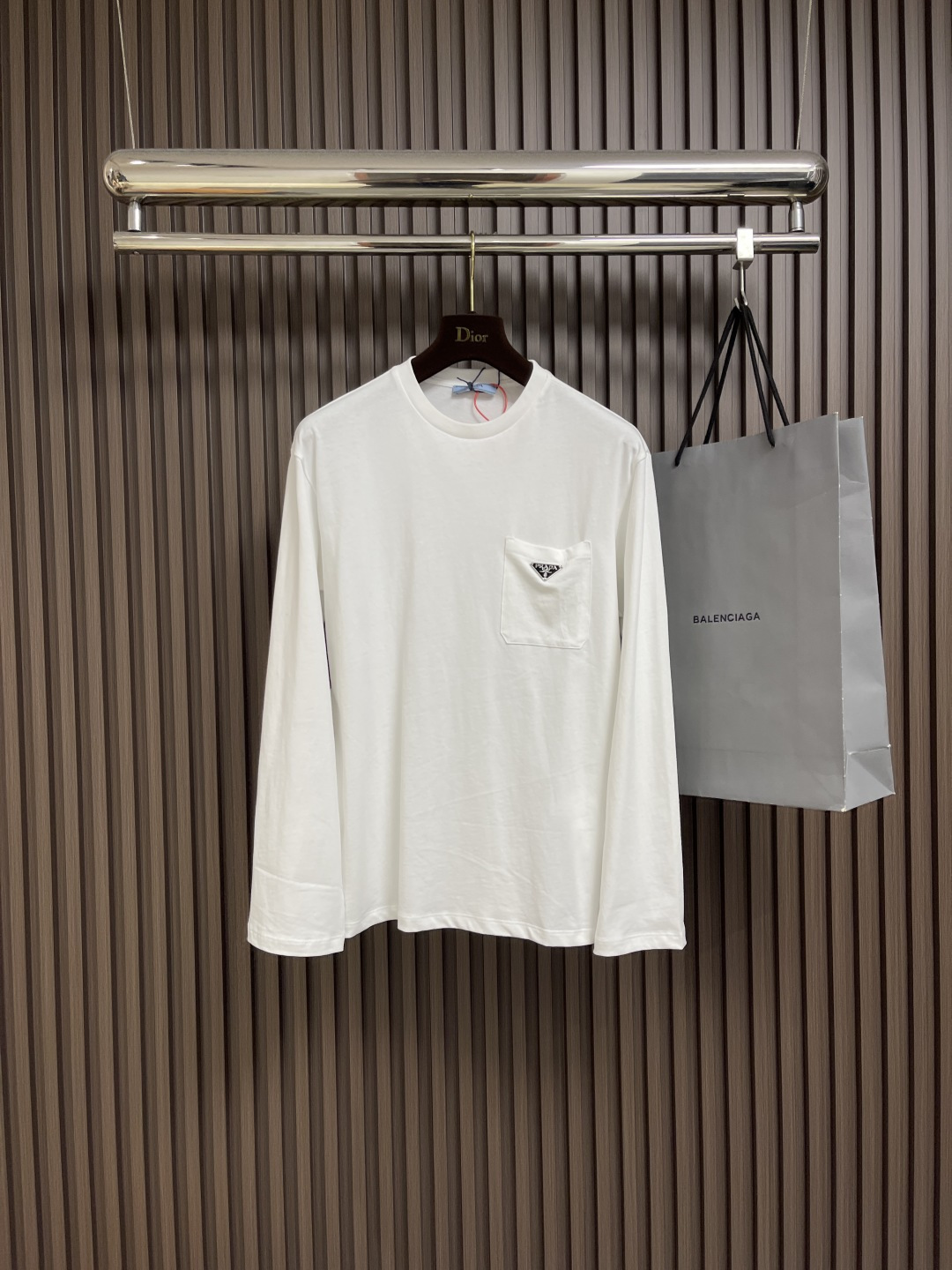 NO:475776,Prada triangle pocket long-sleeved T-shirt, custom silk, smooth cotton plain silk, breathable and refreshing, comfortable skin, the iconic Prada triangle embellishes the chest, highlights the brand charm, and the pocket design is cleverly integrated. The pocket style exudes unique charm. The minimalist design shocks your vision. The luxury is highlighted with a low-key posture, and the infrared positioning of the 'Prada triangle' is more accurate. It is firm and solid, the fabric has been washed. The texture is better. It is not easy to deform, it is not easy to shrink, it is not easy to fade, and it maintains long-term beauty. Size S-XL,,prada,tees, t-shirt,alexander wang19860909Prada 三角标口袋长袖T恤,定制丝韵柔滑棉平纹绸 透气清爽 舒适贴肤 标志性Prada三角标点缀胸前 彰显品牌魅力 加以口袋设计巧妙融合 口袋风情散发独特魅力 以极简设计 震撼你的视觉 以低调的姿态彰显奢华,采用进口专机红外线定位'Prada三角标'位置更为精准 牢固结实,面料都经过浇洗 手感质感更佳 不易变形 不易缩水 不易褪色 保持长久的美观.尺码S-XL,,prada,tees，t-shirt,alexander wang,Men's clothing