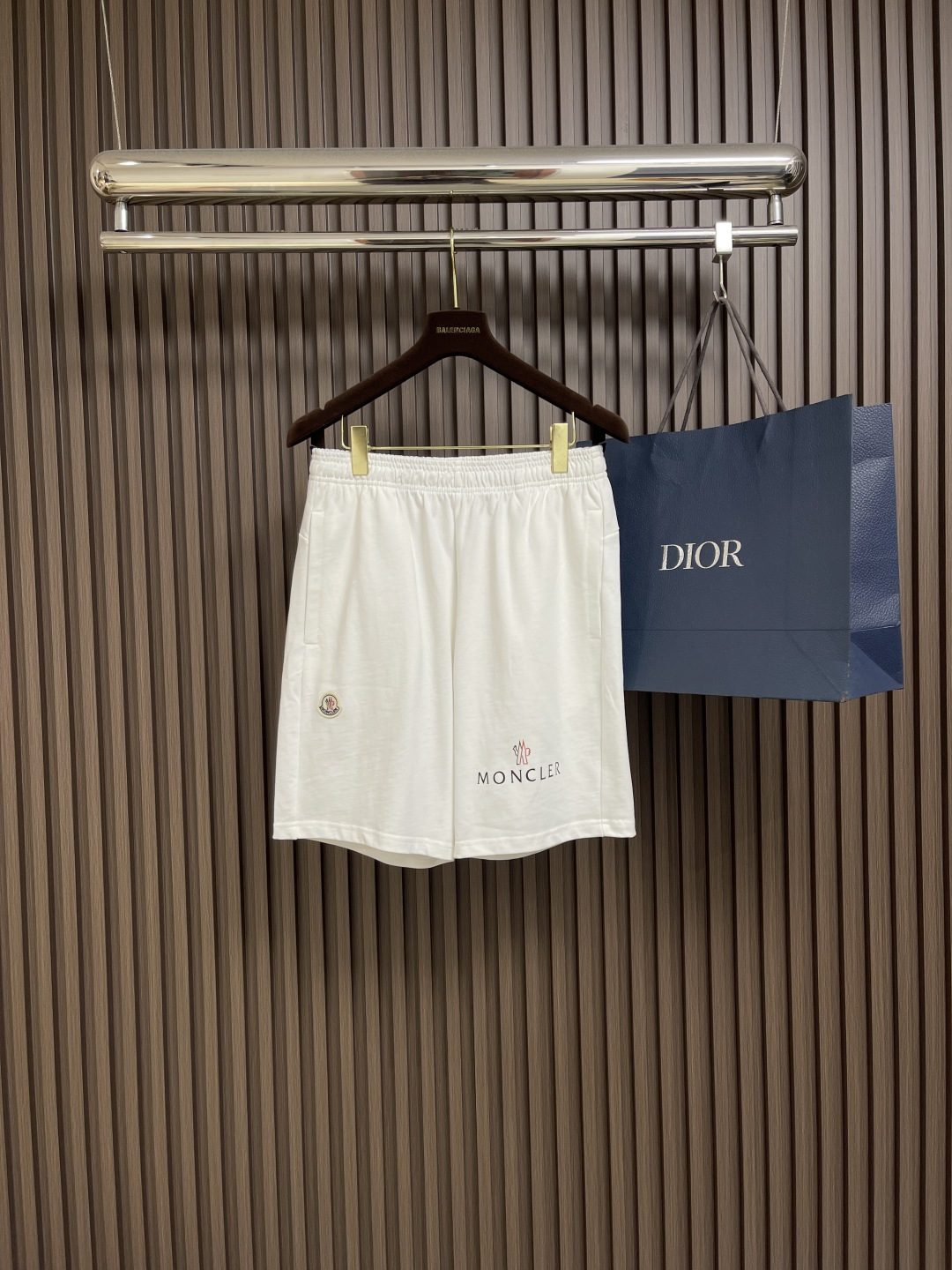 NO:475809,Moncler 2025ss summer new casual shorts, recommended for men and women!  High-end custom large wool coil pure cotton 380g fabric.  Breathable, elastic and comfortable, impeccable details, top-level auxiliary materials, original logo design concept for the front legs, delicate and soft feel!  Excellent upper body style. Size S-XXL, shorts, alexander wang19860909Moncler 2025ss夏季新款休闲短裤,男女同款推荐！高级定制大毛线圈纯棉380g面料．透气弹力舒适度极高,细节无可挑剔,顶级辅料配备,腿前原版logo设计理念,手感细腻柔软！上身版型超赞.尺码S-XXL,,shorts,alexander wang,Men's clothing