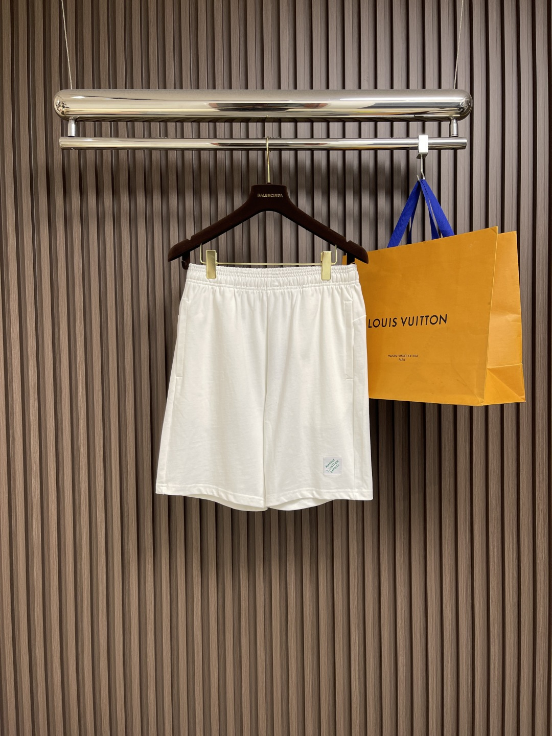 NO:473193,LV 2025ss new graffiti logo logo logo shorts, 100% wool coil fabric is soft and comfortable.  Exquisite 3D three-dimensional graffiti letters, classic letters, graphic logo logos, loose style.  The upper body is unrestrained, comfortable and breathable.  The same style for men and women!  Size S-XXL, louis vuitton, shorts, alexander wang19860909LV 2025ss新款涂鸦logo标识五分短裤,百分百毛线圈面料柔软舒适．精致3D立体涂鸦字母经典字母,图形logo标识,宽松版型．上身无束缚感,舒适透气．男女同款！尺码S-XXL,,louis vuitton,shorts,alexander wang,Men's clothing