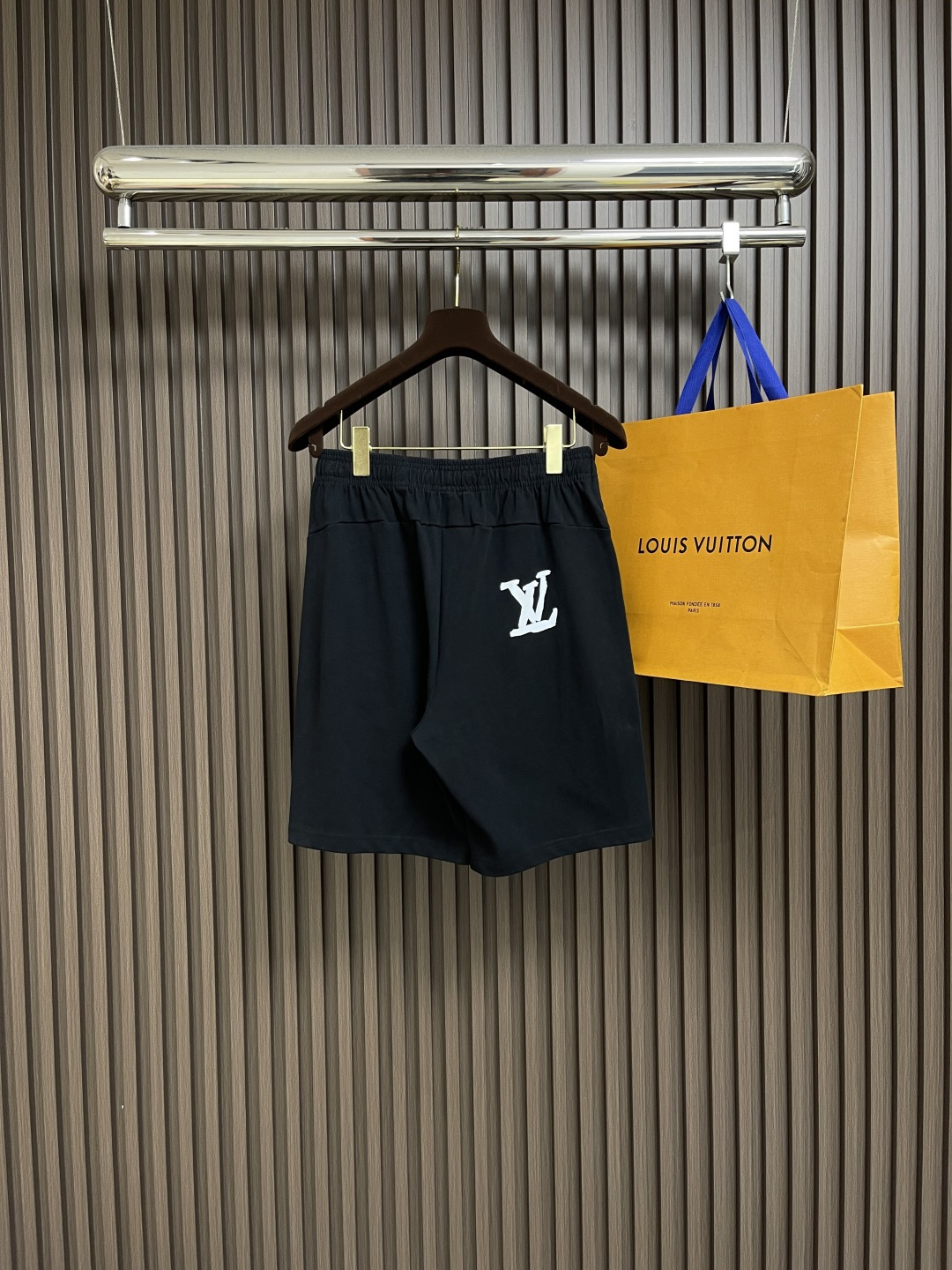 🛒🛒LV 2025ss新款涂鸦logo标识五分短裤，百分百毛线圈面料柔软舒适．精致3D立体涂鸦字母经典字