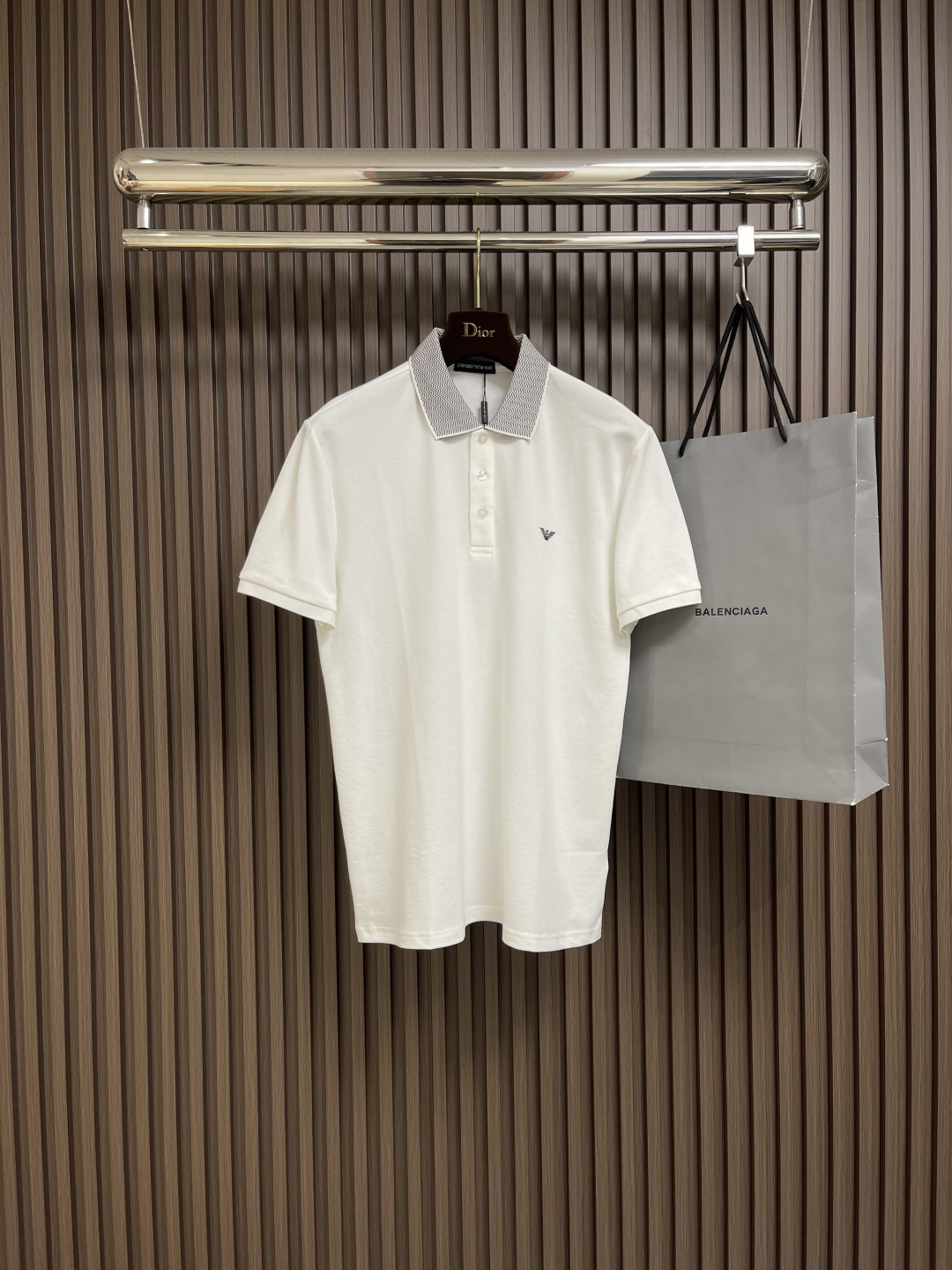 NO:475734,EA Business and Casual Short-sleeved POLO Polo Shirt, as a basic series that must be sold every season, is very stylized with EA typical style. The overall styling design explains minimalist aesthetics in place, and the details are very outstanding. The new season will cleverly move the iconic brand elements to the cuffs, which is quite recognizable, which enriches the vision and highlights the brand image!  Customers supply high-end imported garment custom-woven beaded floor fabrics, Italian old-fashioned workshops have garment processes, which are extremely luxurious and special materials, and are all excellent in fabric properties. They are treated with merceration technology. The fabric has extremely high gloss, delicate and natural mesh structure, perfect comfort and breathability, and the touch experience is self-evident, which is luxurious and ultimate enjoyment!  Fashionable zipper placket design, paired with small lapels, fashionable and age-reducing, the upper body is full of Italian tone, full of style, capable and handsome, and meets the needs of business and casual wear. It is a must-have POLO shirt for quality and fabric control. Size M-XXL, T-shirt, alexander wang19860909EA 商务休闲短袖POLO马球衫,作为每季必推售的基础系列,极具EA典型风格化,整体造型设计将极简主义美学阐释到位,细节非常出彩,新一季将标志性品牌元素巧妙搬到袖口,辨识度颇具鲜明,即丰富了视觉亦彰显了品牌形象！客供高级进口成衣定织珠地面料,意大利老牌工坊成衣工序定织定染,极为奢华特殊的材质,面料属性皆为上乘,采用丝光工艺处理,面料光泽度极高,网眼结构细腻自然,舒适性与透气性完美兼备,触感体验不言而喻,奢华极致享受！时尚拉链门襟设计,搭配小翻领时尚且减龄,上身满满的意式腔调感,型格十足,干练帅气,符合商务休闲的穿搭需求,于品质和面料控必入的一款POLO衫.尺码M-XXL,,T-shirt,alexander wang,Men's clothing