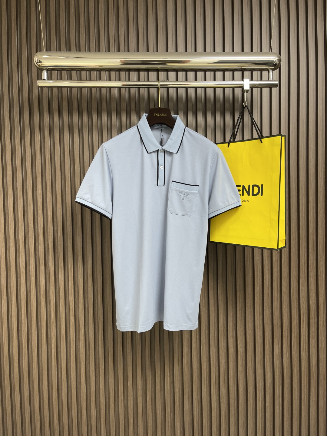 NO:475748,Prada's new classic casual business short-sleeved polo shirt, chest embroidered logo, customized buttons, Os style and exquisite cutting, classic polo beaded floor cotton is more breathable, dry and washable than ordinary knitted cloth. The weaving pattern of vermilion is relatively special, with a good sweat-absorbing effect, and it is not easy to deform after washing. The surface of the fabric has uniform and neat concave and convex effect. The surface of the contact with the skin is breathable and heat dissipated, and the sweat-free feeling is better than ordinary fabrics. Size M-XXL, prada, T-shirt, alexander wang19860909Prada 新款经典休闲商务短袖polo衫,胸前刺绣logo,客供定制纽扣,os版型和精致的裁剪,经典款polo 珠地棉相比普通的针织布更加的透气、干爽和耐洗.朱地棉的织纹比较特殊,吸汗效果比较好,洗涤后不容易变形面料表面有排列均匀整齐的凹凸效果,和皮肤接触的面在透气和散热,排汗的感觉舒适度上优于普通的面料.尺码M-XXL,,prada,T-shirt,alexander wang,Men's clothing