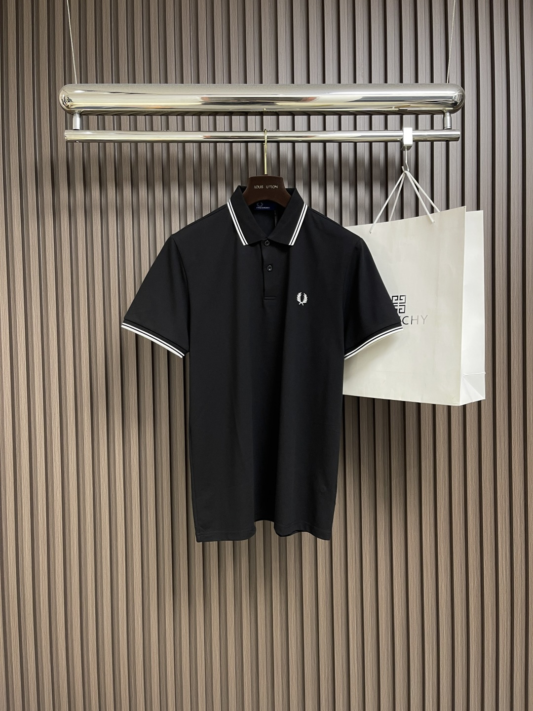 NO:475821,Embroidered logo short-sleeved POLO, made of cotton beaded mesh cloth, customized with 260g long velvet cotton. The collar is made of double-system jacquard and flattened, elastic and undeformed. All clothes are tied with native cloth edges. The front chest double-layered tube, no bright thread, no loose mouth. Cuffs, front chest bottom, shoulder seam and bones. Size M-XXL, T-shirt, alexander wang19860909刺绣标识短袖POLO,选用棉质珠地网眼布打造,定制材质260g长绒棉.衣领为双系统提花定织扁机制成,有弹性,不变形.衣服全部原生布捆边.前胸双层面筒,无明线,无散口.袖口,前胸筒底,肩缝包骨.尺码M-XXL,,T-shirt,alexander wang,Men's clothing