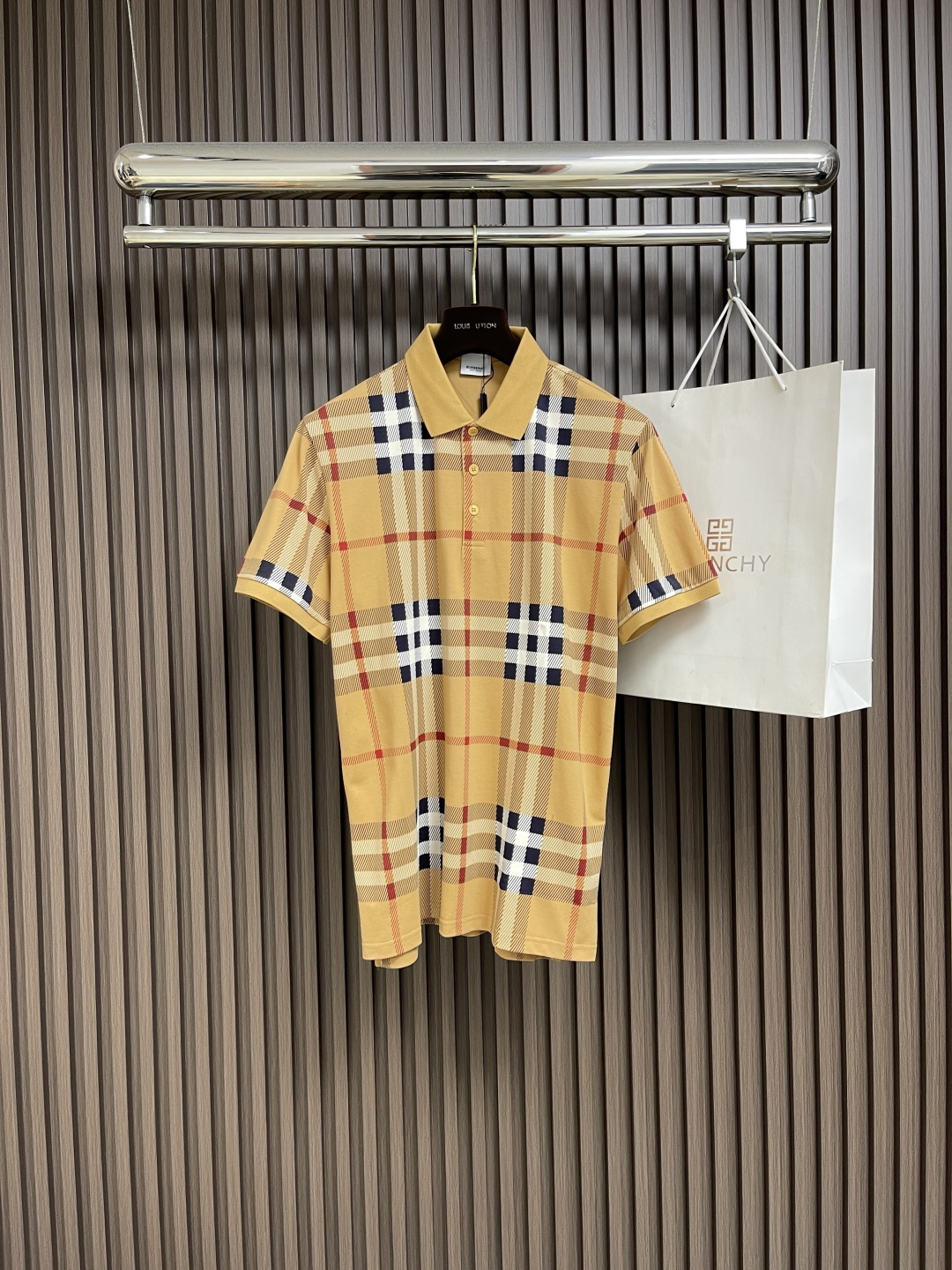 NO:475815,Burberry plaid tulle printed short-sleeved polo shirt, made of elastic cotton blend fabric. Decorative jacquard knitted burberry plaid, presenting a slim fit, renewing the decorative brand vintage retro plaid, matching fashion show style. Size M-XXL, burberry, T-shirt, alexander wang19860909Burberry 格纹纱网印花短袖polo 衫,选用弹力棉质混纺面料打造.装饰提花针织的 burberry 格纹,呈现修身版型 焕新装饰品牌 vintage 复古格纹,搭配时装秀款.尺码M-XXL,,burberry,T-shirt,alexander wang,Men's clothing