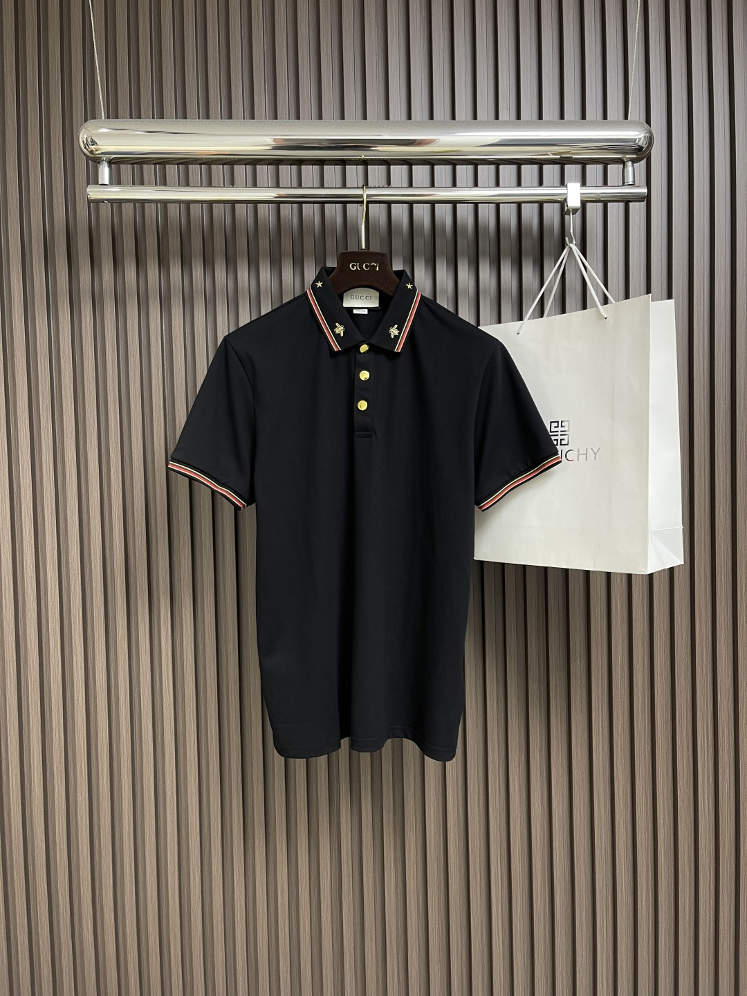 NO:475826,GUCCI Little Bee Logo Bead Floor Polo Shirt This modern style Polo shirt is a portrayal of Gucci's long-standing heritage. Little Bee Logo and inspiration are cleverly reflected by the cuffs of classic webbing elements, and the classic brand image is about to emerge. Size M-XXL, gucci, alexander wang19860909GUCCI 小蜜蜂标识珠地棉Polo衫 这款现代风格的Polo衫是Gucci悠久传承的写照.小蜜蜂标识与灵感源自经典织带元素袖口巧妙映衬,品牌经典形象呼之欲出.尺码M-XXL,,gucci,alexander wang,Men's clothing