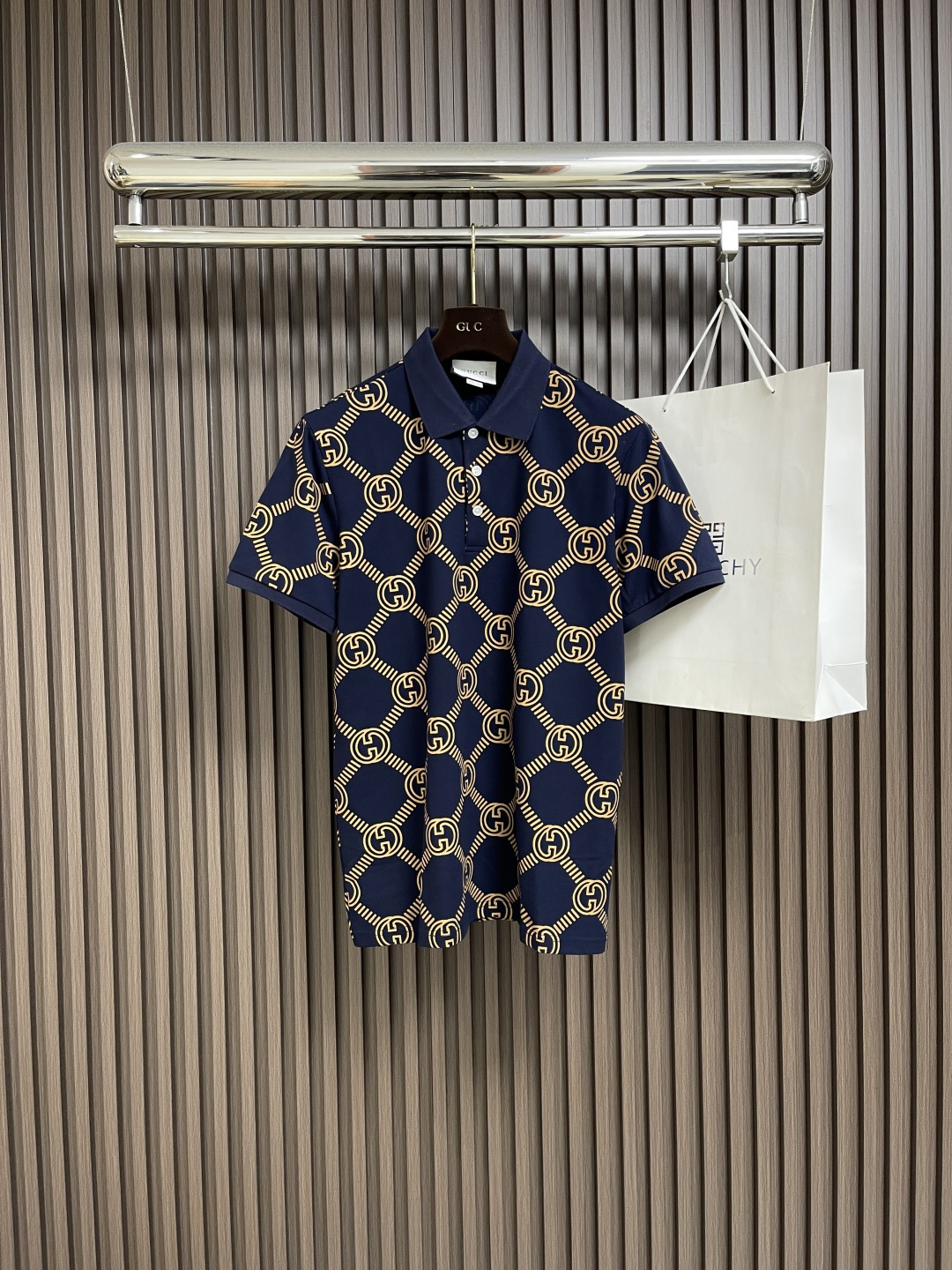 NO:475770,GUCCI's new spring and summer short-sleeved lapel T-shirt polo, customized high-end mercerated fabric is simple and fashionable, and the color matching is super good!  Classic logo simple and elegant style!  Full of high-end feel, can be worn in all seasons. Size M-XXL, gucci, T-shirt, tees, t-shirt, alexander wang19860909GUCCI 新款春夏短袖翻领T恤polo,客供定制高端丝光面料简单时尚款,配色超级好看！经典logo简单大方的款式！满满的高级感,四季可穿.尺码M-XXL,,gucci,T-shirt,tees，t-shirt,alexander wang,Men's clothing