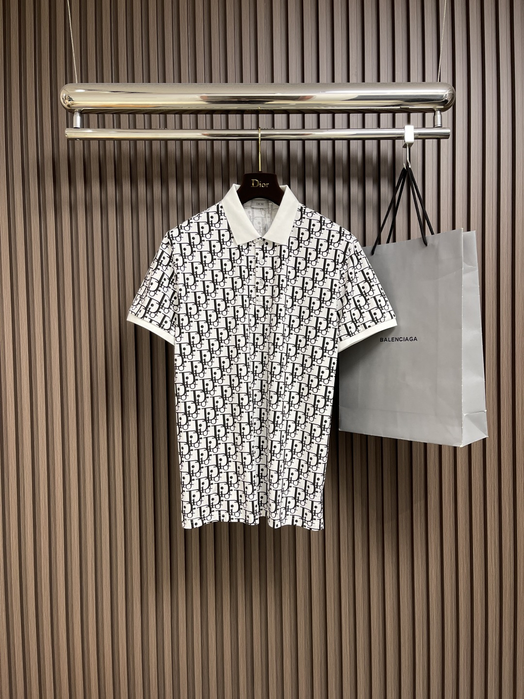 NO:475707,Dior 2025SS spring and summer new letter jacquard lapel short-sleeved POLO shirt, simple and classic, unquestionable excellent product series, fashionable, relaxed and stylish, and the atmosphere is full at once~ It is made of pure cotton fabric, soft and comfortable, with delicate and soft touch, and it is very comfortable on the upper body!  The simple and fashionable round neck design is simple and extraordinary, and it is very durable. The car line is very flat and delicate, one is loose and moderate, and it is firm, washable and durable for a long time and will not easily deform!  Simple and atmospheric letter jacquard style, casual and natural, with a strong sense of optimism on the upper body. This short sleeve can definitely add a lot of color to your outfit and provide you with more charm and temptation in daily life~ Size M-XXL,,dior,T-shirt,alexander wang19860909Dior 2025SS春夏新品字母提花翻领短袖POLO衫,简约即经典,毋庸置疑的出色单品系列,时髦 轻松有格调 氛围感一下子拉满～采用纯棉面料材质,柔软舒适,触感细腻柔糯,上身很舒服！简约的时尚圆领设计精简不凡,很是耐看车线非常平整细腻一张一驰,松驰有度,牢固有型耐洗耐穿久穿不易不变形！简约大气的字母提花款,休闲自然,随身版型上身的耐看度超级之强,这种短袖绝对能够为你的穿搭增色不少,也为你日常提供更多的魅力与诱惑力～ 尺码M-XXL,,dior,T-shirt,alexander wang,Men's clothing