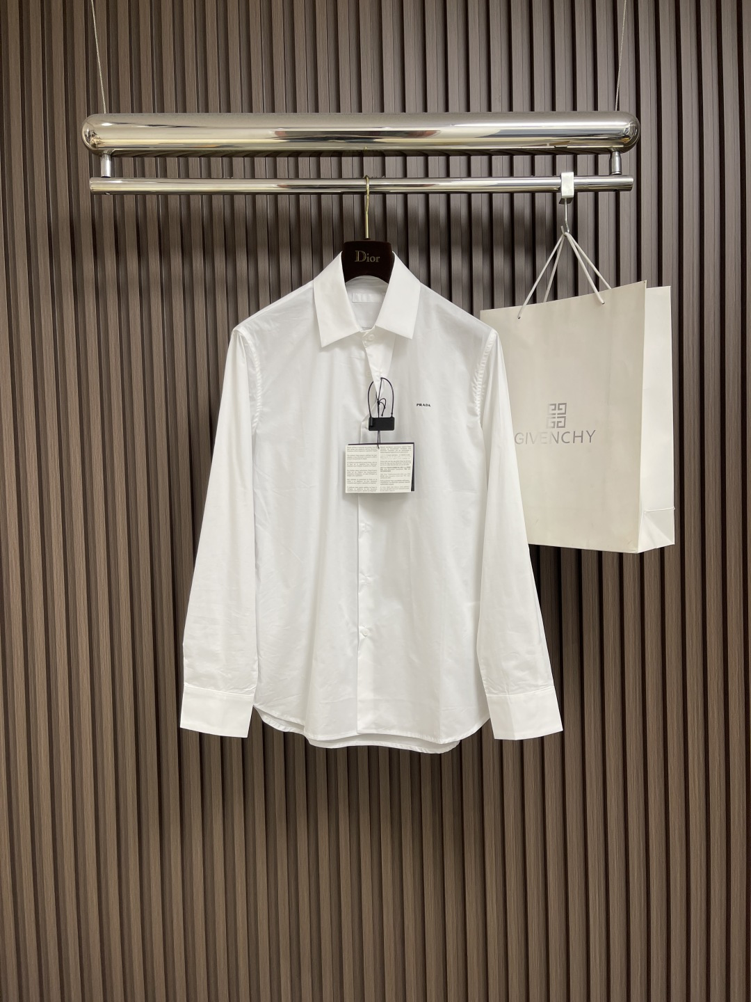 NO:473251,Prada small-label nylon perm shirt, the fabric is made of 100 threads of Tianshi A100 fabric, this fabric is made of fixed-woven fabric, which is very breathable and comfortable on the upper body, and it is not dull even for summer outfits. The perm is made of imported nylon material, with a thickness of 0.01, which is thinner than printing, and it also presents the three-dimensional feeling of the perm. The buttons are made of natural resin buttons, and the neckline is thin and the special thickened lining is thin, which is very perfect. This square-shaped cotton shirt releases the charming charm of relaxedness and relaxation, and exudes a modern and elegant atmosphere. The buttons and the triangle logo of the fabric embellish simple and exquisite lines. Size S-XL, prada, shirts, alexander wang19860909Prada 小标尼龙烫画衬衫,面料采用100支天丝A100面料,该款面料采用定织面料,上身效果非常透气与舒适即使是夏天穿搭也不闷染.烫图采用进口尼龙材料定做,0.01厚度,比印还薄的一款工艺,同时又呈现出烫图的立体感.纽扣采用天然树脂纽扣,领口衬薄采用特种加厚衬薄,立体感非常完美,这款方正廓形的棉质衬衫释放轻松自在的迷人魅力,散逸摩登优雅气息.钮扣与织物三角形徽标点缀简约而精致的线条.尺码S-XL,,prada,shirts,alexander wang,Men's clothing