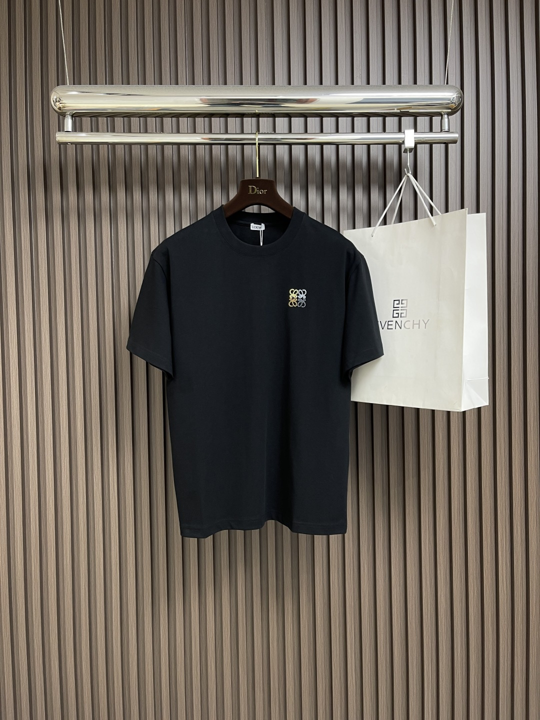 NO:473220,Loewe Rainbow Towel Three-dimensional Embroidered Short Sleeve T-shirt, a heart-warming rainbow Towel Embroidered Couple Short Sleeve, exclusive summer wear treasure for fashionable couples. It uses tight knitted cotton fabric, with online texture, comfortable and crisp feeling, and is suitable for daily commuting and dates. The rainbow Towel Embroidered on the chest is eye-catching, with delicate and layered colors, breaking the monotony of black and bringing an artistic atmosphere. The loose OS style is super friendly to all kinds of figures, and the couple wears it together, or casual casual or street cool, and easily wears it to the sweet tacit understanding of 'we are very good'. Size XS-L,,loewe, T-shirt,tees, t-shirt,alexander wang19860909Loewe 彩虹毛巾立体绣短袖T恤,一眼心动的彩虹毛巾绣情侣短袖,专属时髦情侣的夏日穿搭宝藏.采用紧密针织棉面料,质感在线,舒适与挺括感兼得,日常通勤、约会撒欢都适配～胸前彩虹毛巾绣立体吸睛,色彩细腻又有层次感,打破黑色单调,自带艺术氛围.宽松OS版型对各种身材超友好,情侣同穿,或随性休闲、或街头潮酷,轻松穿出「我们很搭」的甜蜜默契.尺码XS-L,,loewe,T-shirt,tees，t-shirt,alexander wang,Men's clothing