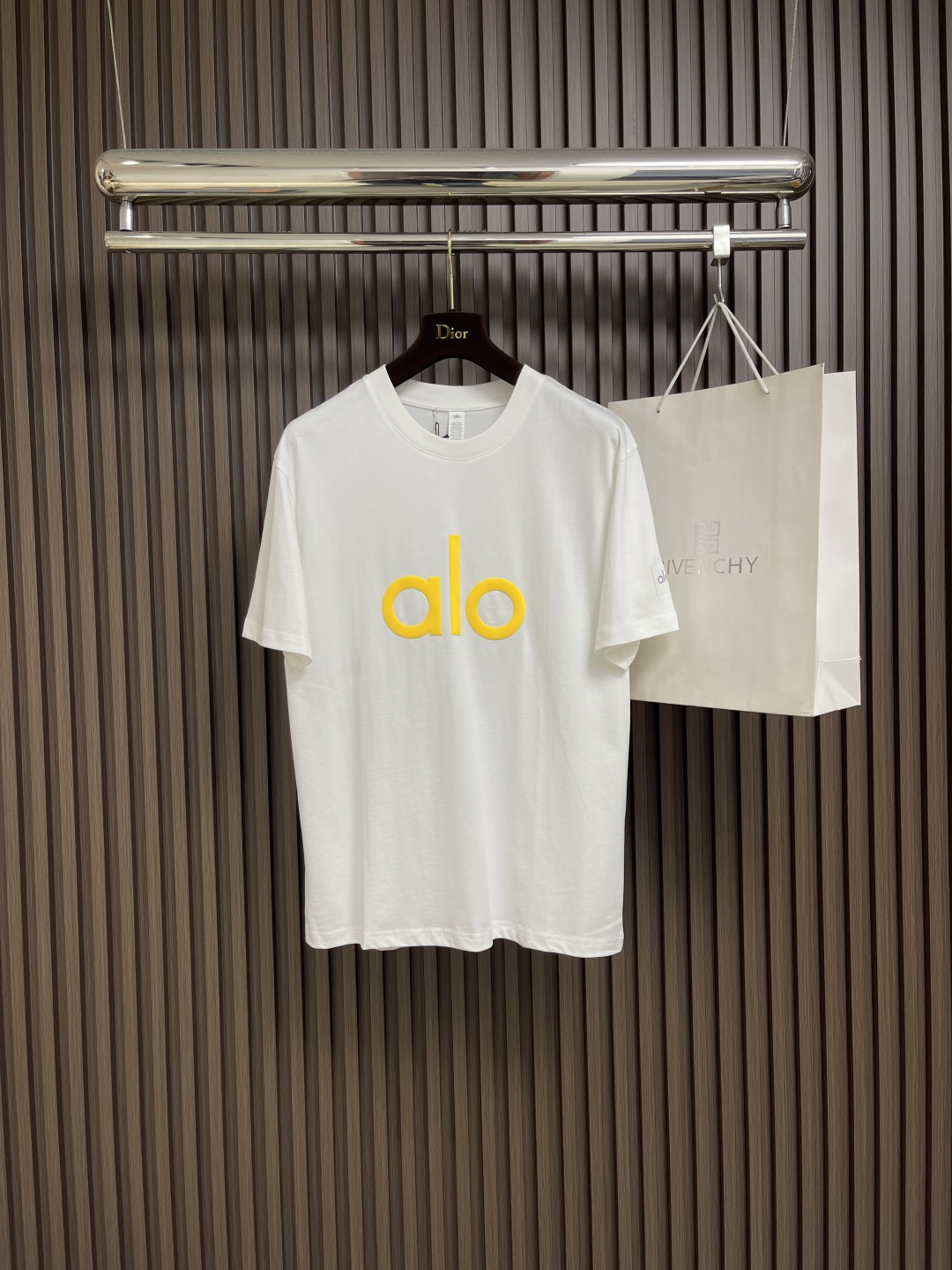 NO:473238,Alo 2025SS Spring and Summer new series of round neck short-sleeved T-shirts, a very fashionable and avant-garde short-sleeved short-sleeved for men and women, logo pattern glue-touched decoration!  Different from the past, it declares the design concept that has been passed down for many years in the brand!  Its eye-catchingness is no less than any style, and it perfectly presents the fashionable, high-end and luxurious feeling in front of the world!  Made of imported cotton, customer-supplied all-purpose cotton fabric, with soft and soft touch, skin-friendly and delicate, the actual product is absolutely beyond your imagination, close body and breathable, even if you sweat profusely, you will not feel greasy or stuffy, and will bring sweating and moisture absorption to the extreme. Size M-3XL M-size 68cm long, bust 100cm wide, shoulder width 48cm L-size 70cm wide, bust 104cm wide, shoulder width 49cm wide, XL-size 72cm long, bust 108cm wide, shoulder width 50cm wide, XXL-size 74cm long, bust 112cm wide, shoulder width 51cm wide, XXXL-size 76cm long, bust 116cm wide, shoulder width 52cm, T-shirt,tees, t-shirt,alexander wang19860909Alo 2025SS春夏全新系列圆领短袖T恤,非常时髦前卫的一款男女同款短袖,标识logo图案压胶修饰！区别于以往的不同,宣示品牌传承多年的设计理念！其吸睛度完全不亚于任何式,将时髦高级感与奢华感完美呈现在世人眼前！客供进口全棉材质制成,精选优质纯棉面料,触感软糯亲肤细腻,实物到手绝对超乎你的想象,贴身无比舒适透气,即便是汗流浃背也不会有腻身及闷热感可言,将排汗吸湿性发挥到了极致.尺码M-3XL M码衣长68cm 胸围100cm 肩宽48cm L码衣长70cm 胸围104cm 肩宽49cm XL码衣长72cm 胸围108cm 肩宽50cm XXL码衣长74cm 胸围112cm 肩宽51cm XXXL码衣长76cm 胸围116cm 肩宽52cm,,T-shirt,tees，t-shirt,alexander wang,Men's clothing