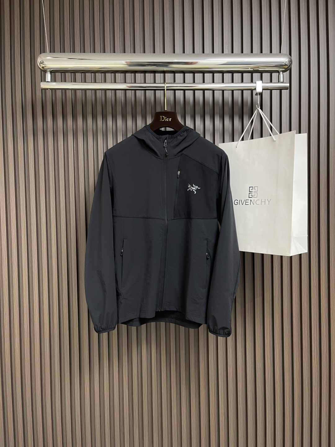 NO:473246,arcteryx 2025SS summer new lightweight breathable windproof thin hooded jacket, which can be used as sun protection. It is suitable for urban commuting and outdoor rock climbing. It is windproof and breathable, making the upper body more comfortable. It is compatible with various trendy occasions and outdoor activity series. It is a famous outdoor brand. It is worth recommending. It has a high cost performance. Size M-3XL, arc'teryx, jackets & coats,hats,alexander wang19860909arcteryx 始祖鸟 2025SS夏季新款轻量透气防风薄款连帽外套,可当防晒.适用于城市通勤和户外攀岩运动.防风透气,上身更加舒适.兼容各种潮流场合及户外活动系列,作为著名户外的品牌.值得推荐.性价比超高.尺码M-3XL,arc'teryx,jackets & coats,hats,alexander wang,Men's clothing