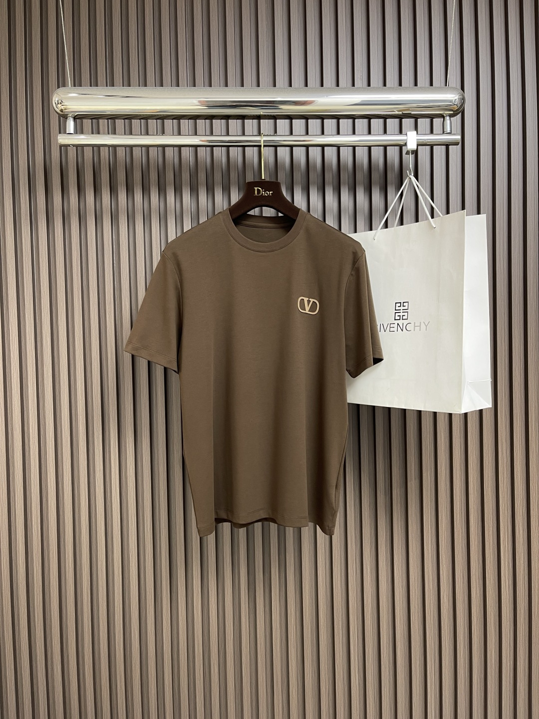 NO:473275,VALENTINO 2025ss summer new round neck short-sleeved T-shirt, customer-supplied cotton. The surface texture of the fabric is delicate and flat. The touch is skin-friendly and smooth and crisp and stylish. The pattern is made of super soft leather craftsmanship. It is exquisite and three-dimensional. A classic round neck with a great texture is suitable for a variety of styles of wear. The neat style shows a simple and fashionable feeling. It is suitable for wearing in various occasions such as daily leisure and commuting. Size M-3XL, valentino, T-shirt, tees, t-shirt, alexander wang19860909VALENTINO 2025ss夏季新款圆领短袖T恤,客供棉 面料表面纹理细腻平整 触感亲肤顺滑挺括且有型,图案做了超柔皮质仔章的工艺 精致且立体 质感超赞的一款经典圆领适配多种穿搭风格,利落的版型展现简约时尚感.适合日常休闲、通勤等多种场合穿着.尺码M-3XL,,valentino,T-shirt,tees，t-shirt,alexander wang,Men's clothing