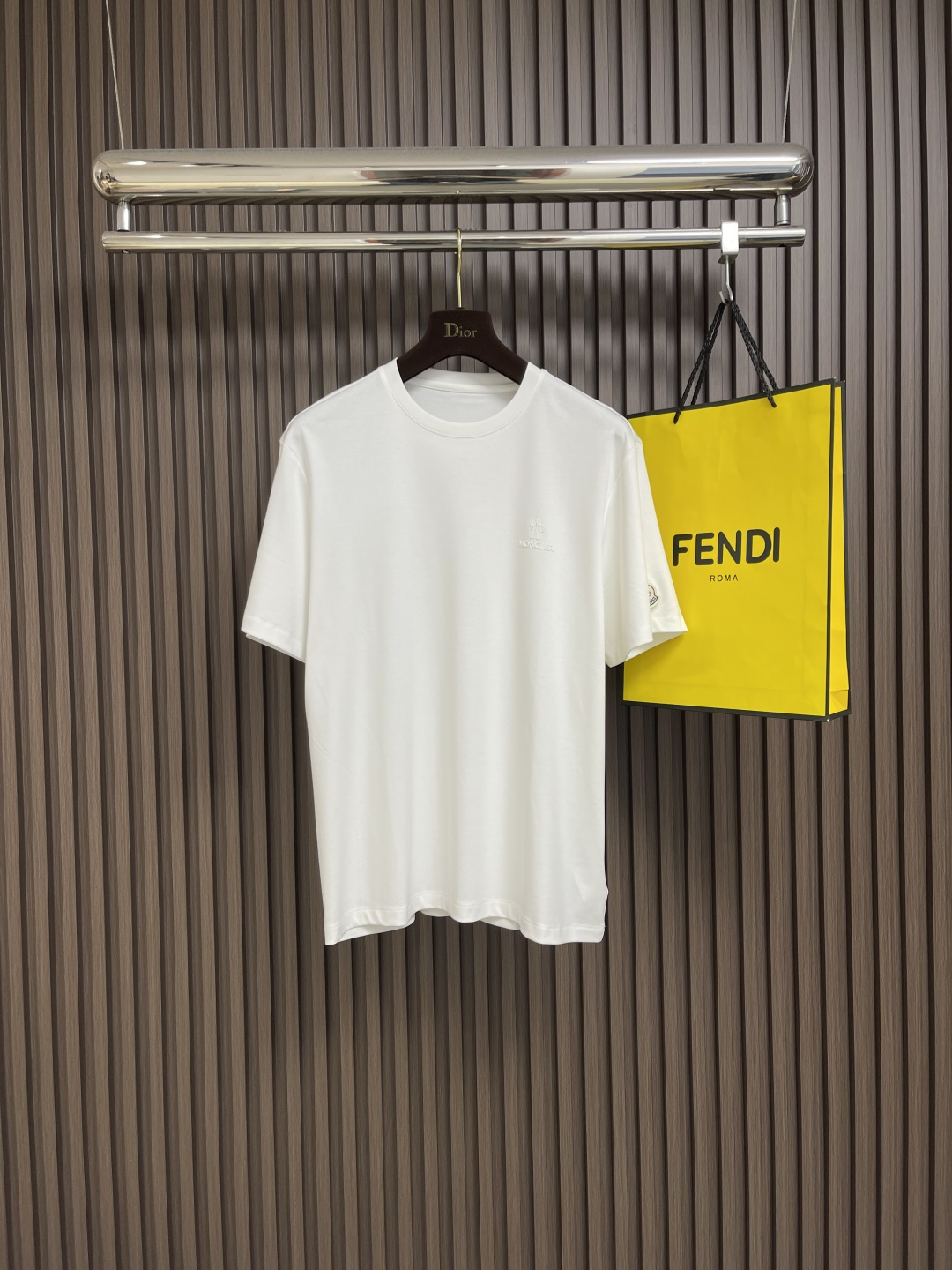 NO:473196,Moncler 2025SS summer new coconut printed round neck T-shirt, paired with heavy industry high-end digital personalized logo printing, meticulous and perfect workmanship, high-end customization, using 230 grams double-sided custom fabric, the style design is avant-garde and fashionable, the upper body is stylish, and very textured. Size M-3XL, tees, t-shirt, alexander wang19860909Moncler 2025SS夏季新款椰树印花压胶圆领T恤,搭配重工高端数码个性logo 印花,做工细致完美,高端定制,采用230克双面定制面料,版型设计前卫时尚,上身有型,非常有质感.尺码M-3XL,,tees，t-shirt,alexander wang,Men's clothing