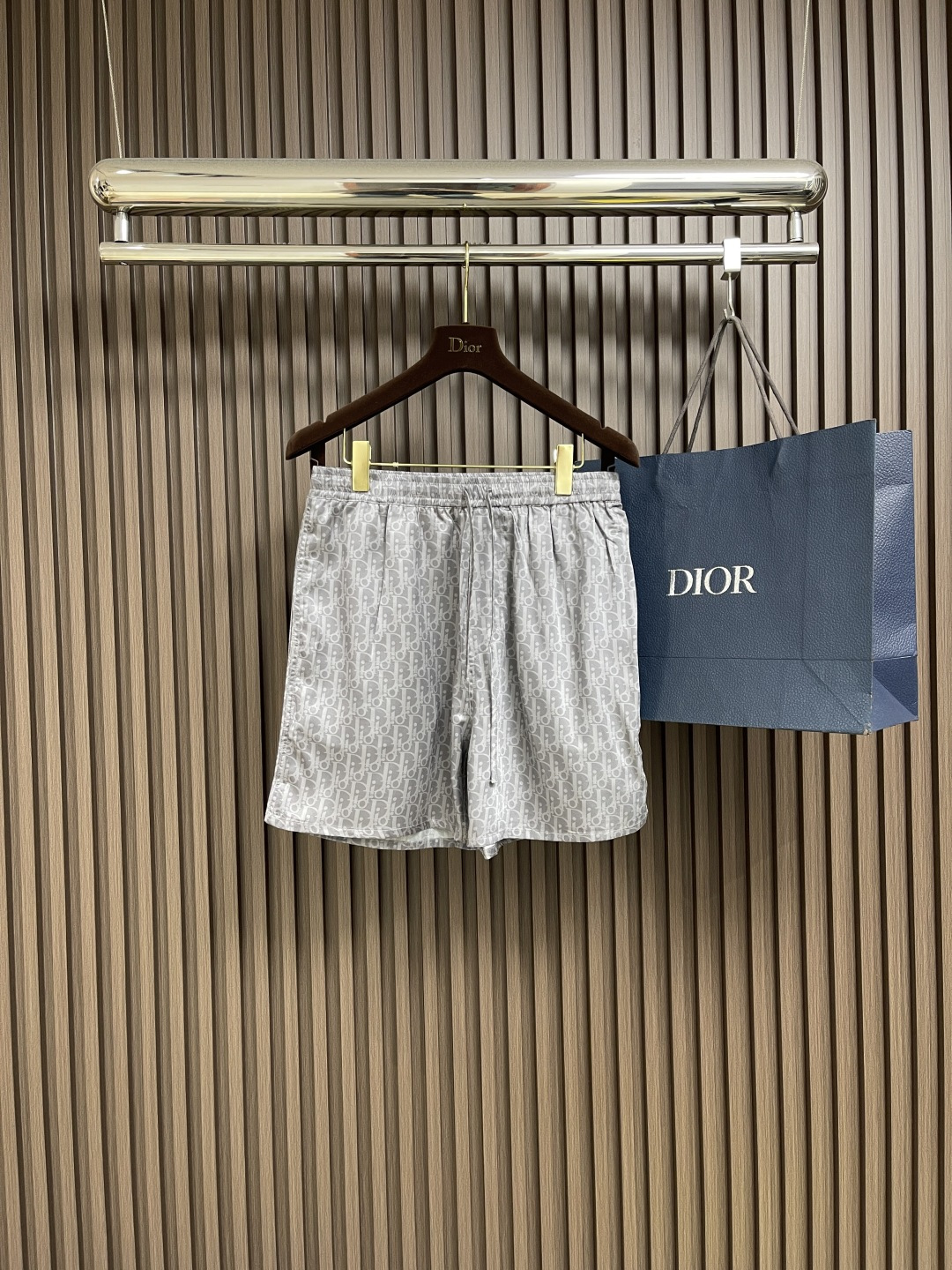 NO:470570,Tops, shorts, Dior, mulberry twill fabric, Oblique printed short-sleeved shirt and shorts suit, this light gray highlights the classic Oblique print. It is carefully crafted from mulberry twill fabric, paired with a comfortable and casual fit and straight bottom edge. It can be matched with matching to create a delicate look. Size 46-52,,dior, shorts,shirts,T-shirt,alexander wang19860909上衣 短裤 Dior 桑蚕丝斜纹面料 Oblique印花短袖衬衫短裤套装,这款淡灰色突显经典的 Oblique 印花.采用桑蚕丝斜纹面料精心制作,搭配舒适休闲的版型和直筒底边.可与配套的搭配,打造精致造型.尺码46-52,,dior,shorts,shirts,T-shirt,alexander wang,Men's clothing