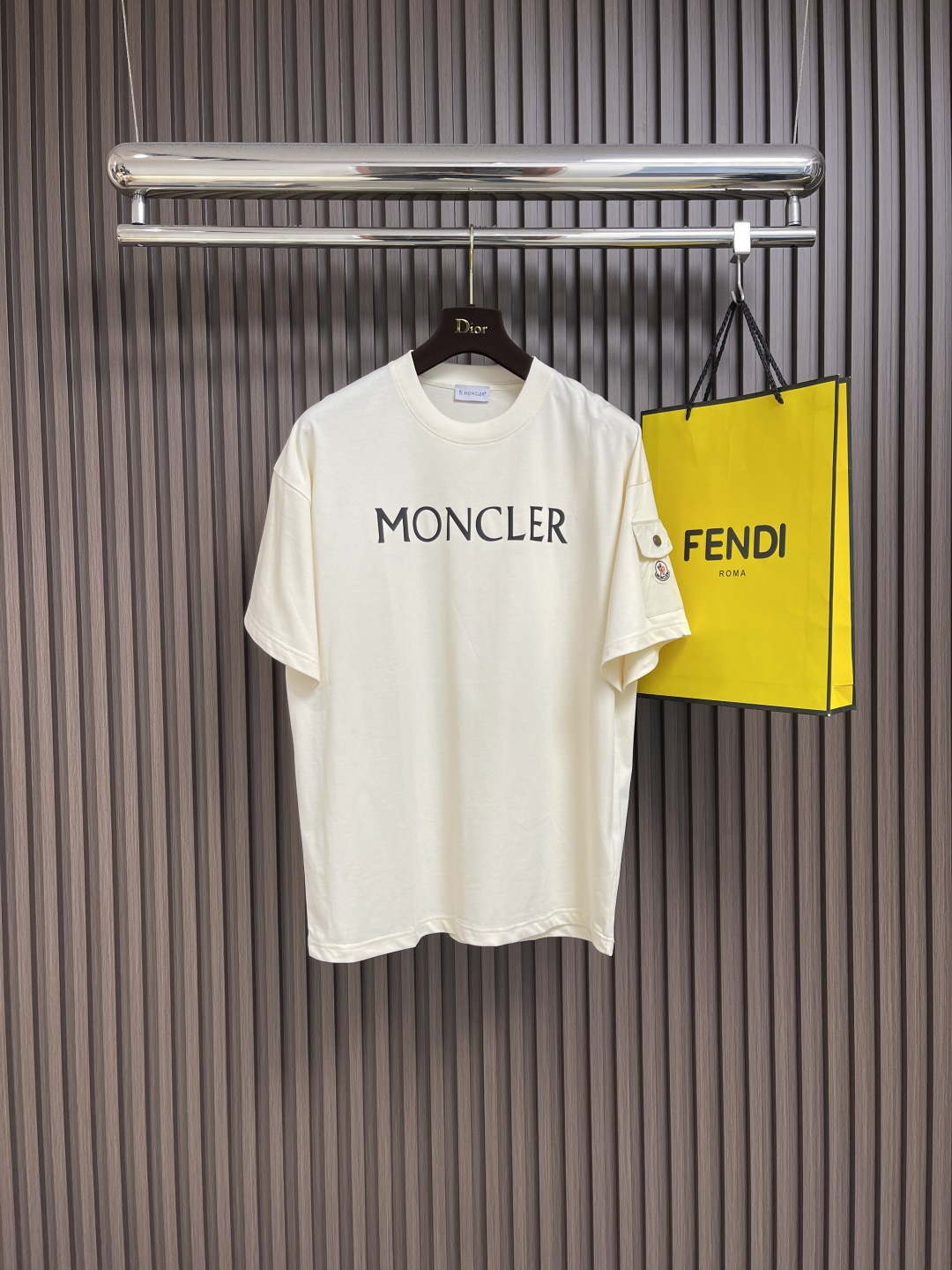 NO:473240,Moncler iconic letters LOGO three-dimensional glue LOGO arm pocket round neck T-shirt, like the artist's soul mark, full of recognition, low-key contains endless stories and styles, no need to say much, the end of the outfit is minimalist, the logo is exquisitely upgraded, customized 270 grams of fabric dyed in the same tank, which feels very comfortable. Size XS-L,,tees, t-shirt, alexander wang19860909moncler 标志性字母LOGO立体压胶 LOGO手臂口袋圆领T恤,仿佛艺术家的灵魂印记 辨识度拉满 低调中蕴含着无尽的故事与格调 无需多言 穿搭的尽头是极简,Logo标识精致升级,定制270克同缸染面料 手感非常舒服.尺码XS-L,,tees，t-shirt,alexander wang,Men's clothing