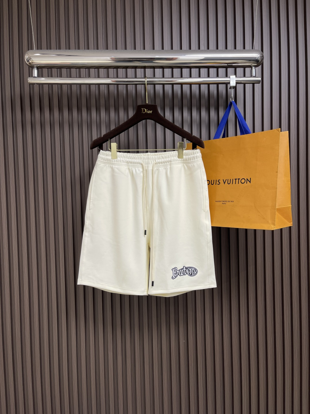 NO:473236,Burberry cotton doodle logo logo pattern shorts, light flip cotton fabric, with cotton fiber as the main raw material, the front is a smooth cotton surface, and the other side is fleece treatment to form a delicate fleece surface, which is breathable, hygroscopic and soft. The waist is designed with elastic band, and the drawstring is adjusted. The elastic band at the waist is sewn with a rubber car, with a tight line spacing, making it more firm, flat and beautiful at the same time, taking into account good elasticity. Pockets are provided on both sides, and the pockets are reinforced by knotting. The edges of the back patch pocket are sewn on the breech position by three-needle and four-line process, which enhances visual aesthetics and durability. Size XS-L, burberry, shorts, alexander wang19860909Burberry 棉质涂鸦logo徽标图案短裤,选用轻盈的翻面绒棉质面料,以棉纤维为主要原料,正面是光滑的棉质表面,另一面经过起绒处理,形成细腻的绒毛表面,具有透气性,吸湿性和柔软性.腰部采用松紧带设计,搭配抽绳调节,运用橡筋车缝合腰部松紧带,线距紧密,使其更加牢固、平整和美观同时兼顾良好的弹性.两侧设有口袋,运用套结工艺加固袋口.后贴袋边缘处运用嵌车三针四线工艺缝制于臀位之上,强化视觉美观度和耐用性,尺码XS-L,,burberry,shorts,alexander wang,Men's clothing