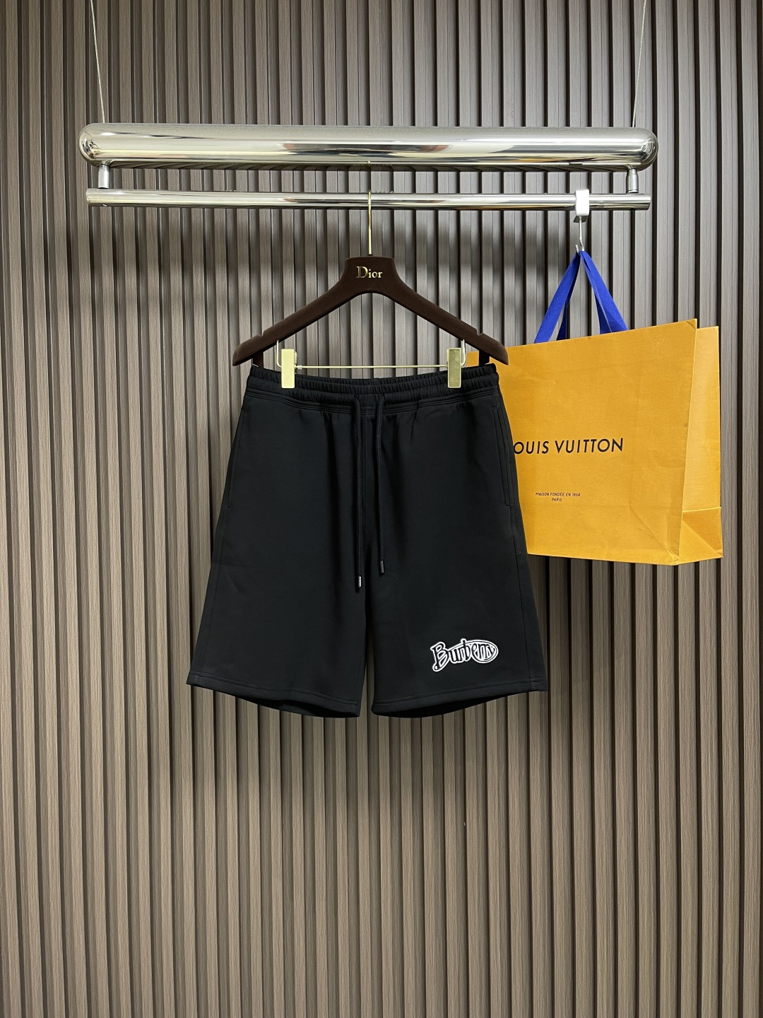 NO:447743,Burberry cotton doodle logo logo pattern shorts, light flip cotton fabric, with cotton fiber as the main raw material, the front is a smooth cotton surface, and the other side is fleece treatment to form a delicate fleece surface, which is breathable, hygroscopic and soft. The waist is designed with elastic band, and the drawstring is adjusted. The elastic band at the waist is sewn with a rubber car, with a tight line spacing, making it more firm, flat and beautiful at the same time, taking into account good elasticity. Pockets are provided on both sides, and the pockets are reinforced by knotting. The edges of the back patch pocket are sewn on the breech position by three-needle and four-line process, which enhances visual aesthetics and durability. Size XS-L, burberry, shorts, alexander wang19860909Burberry 棉质涂鸦logo徽标图案短裤,选用轻盈的翻面绒棉质面料,以棉纤维为主要原料,正面是光滑的棉质表面,另一面经过起绒处理,形成细腻的绒毛表面,具有透气性,吸湿性和柔软性.腰部采用松紧带设计,搭配抽绳调节,运用橡筋车缝合腰部松紧带,线距紧密,使其更加牢固、平整和美观同时兼顾良好的弹性.两侧设有口袋,运用套结工艺加固袋口.后贴袋边缘处运用嵌车三针四线工艺缝制于臀位之上,强化视觉美观度和耐用性,尺码XS-L,,burberry,shorts,alexander wang,Men's clothing