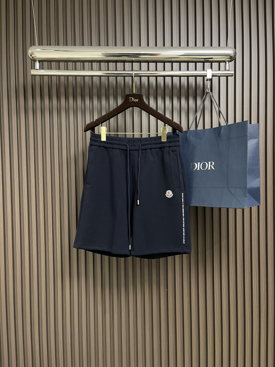 NO:473259,Moncler 2025ss summer new casual shorts, recommended for men and women!  High-end custom large wool coil pure cotton 380g fabric.  Breathable, elastic and comfortable, impeccable details, top-level auxiliary materials, original logo design concept for the front legs, delicate and soft feel!  The upper body style is excellent!  Size XS-L, shorts, alexander wang19860909Moncler 2025ss夏季新款休闲短裤,男女同款推荐！高级定制大毛线圈纯棉380g面料．透气弹力舒适度极高,细节无可挑剔,顶级辅料配备,腿前原版logo设计理念,手感细腻柔软！上身版型超赞！尺码XS-L,,shorts,alexander wang,Men's clothing