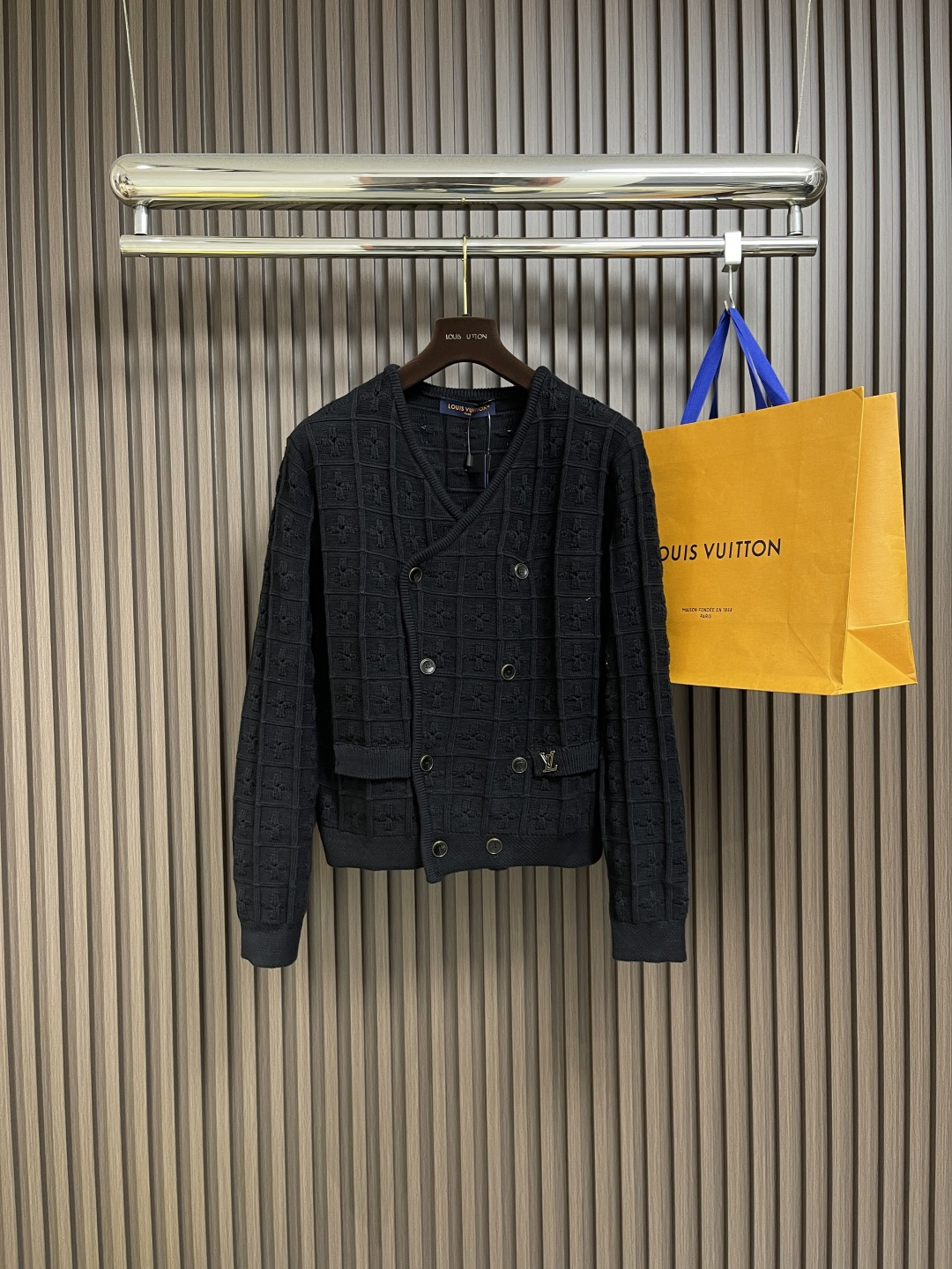 NO:470620,LV double-breasted knitted cardigan, the fabric is 95 cotton % 5% wool blend fabric. The whole piece is woven with a 10-pin imported machine, and the full frame is woven with a floral logo, and the crimp design style is woven into the finished product. The laundry wash water is fixed and the inner part is made of resin material, and the surface is laser engraved with brand logo logo. The inner part is also decorated with two resin buttons. This double-breasted cardigan draws inspiration from the Dandy style of the navigation traveler, and integrates Monogram floral patterns for the delicate textured cotton knitted cotton, which is matched with craftsmanship and eye-like elements. The left pocket is decorated with metal LV logo, injecting exquisite summer day and night shape. Size S-XL,,louis vuitton,alexander wang19860909LV 绞花双排扣针织开衫,面料采用95棉％5％羊毛混纺面料.整件衣服采用正10针进口机织成,全幅带有花卉标识LOGO,绞花设计风格织成成品.成衣洗水固定版型与增加手感.纽扣采用合金外框搭配内里采用树脂材料,面上激光刻字品牌标志LOGO.里幅也同时带有装饰两个树脂纽扣.本款双排扣开衫向航游旅人的丹迪风范汲取灵感,为纹理细腻的钩针风格棉质针织融入Monogram花卉图案,搭配工致孔眼元素.左侧口袋点缀金属LV标识,为夏日昼夜造型注入考究一笔.尺码S-XL,,louis vuitton,alexander wang,Men's clothing