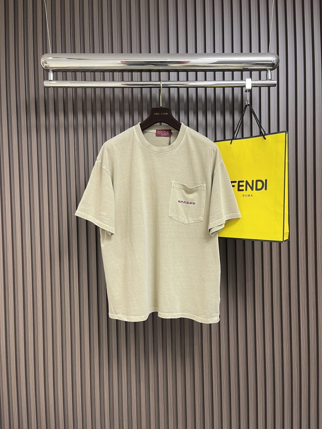 NO:470619,Gucci Pocket Letter Wash Short-Sleeve T-shirt, a new favorite in summer trends. This short-sleeve has won the favor of many fashion experts with its unique design and comfortable wearing experience. The body is made of high-quality fabrics and is processed by fine washing, presenting a natural and soft texture, which is not only skin-friendly and breathable, but also adds a bit of retro charm. The chest pocket design cleverly incorporates personalized letter elements, which is simple but not without style, highlighting the wearer's unique taste. Short-sleeve cut is neat and elegant, and can easily control various occasions whether it is matched or outdoor activities. Whether it is daily travel, friends' gatherings or outdoor activities, this pocket letter Wash Short-sleeve can make you the focus and show your confidence style. Come and buy a pocket letter Wash Short-sleeve that belongs to you to make this summer more exciting!  Size XS-L, gucci, T-shirt,tees, t-shirt,alexander wang19860909Gucci 口袋字母水洗短袖T恤,夏日潮流新宠.这款短袖以其独特的设计感和舒适的穿着体验,赢得了众多时尚达人的青睐.衣身采用优质面料,经过精细的水洗工艺处理,呈现出自然柔和的质感,不仅亲肤透气,更添几分复古韵味.胸前口袋设计巧妙融入个性字母元素,简约而不失格调,彰显穿着者的独特品味.短袖剪裁利落大方,无论是搭配还是,都能轻松驾驭各种场合.无论是日常出行、朋友聚会还是户外活动,这款口袋字母水洗短袖都能让你成为焦点,展现自信风采.快来选购一款属于你的口袋字母水洗短袖,让这个夏天更加精彩纷呈！尺码XS-L,,gucci,T-shirt,tees，t-shirt,alexander wang,Men's clothing