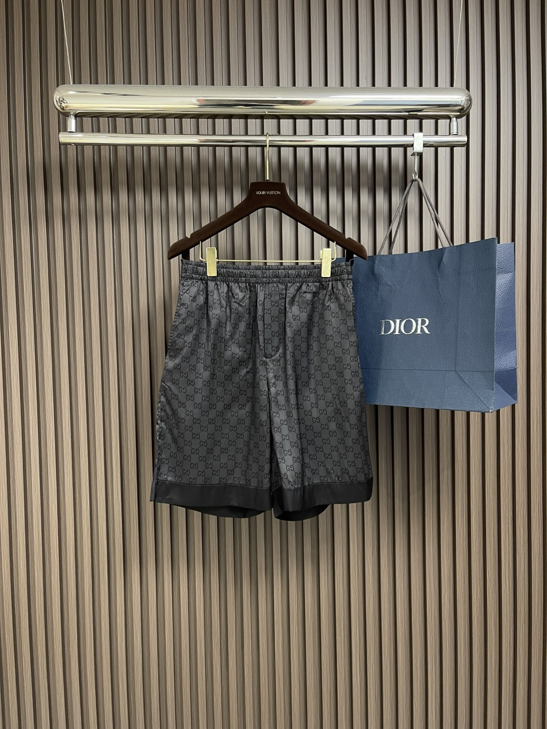 NO:470586,Tops Shorts GUCCI printed twill mulberry silk bowling shirt short sleeve shirt shorts suit, 2025ss early autumn series integrates a variety of textures, patterns and colors to revive the daily wardrobe. This regular style shirt is ingeniously crafted by gray and black twill mulberry silk, embellishing the whole body GG print. Size 46-52 S-XL,,gucci, shorts,shirts,T-shirt,alexander wang19860909上衣 短裤 GUCCI 印花斜纹桑蚕丝保龄球衫短袖衬衫短裤套装,2025ss早秋系列融蕴多种纹理、图案与配色,焕新日常衣橱.这款常规版型衬衫以灰色和黑色斜纹桑蚕丝匠心打造,缀饰通体GG印花.尺码46-52 S-XL,,gucci,shorts,shirts,T-shirt,alexander wang,Men's clothing