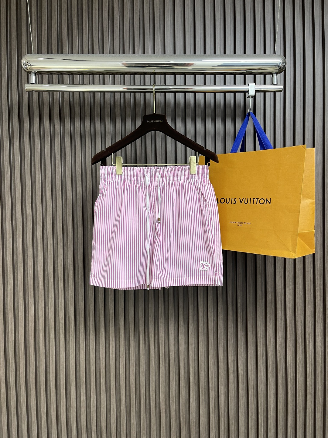 NO:470621,LV 2025ss new beach shorts, full Monogram pattern with fresh stripes, revealing the vitality and leisurely atmosphere. The rubber LV Patch patch is decorated with a left leg, and the zippered back pocket ensures the safety of small items. It can be built with the same shirt. Size S-XL,,louis vuitton, shorts, shirts, alexander wang19860909LV 2025ss新款沙滩短裤,为全幅 Monogram图案叠加清新条纹,尽释活力悠然的气息.橡胶LV Patch贴饰栖身左腿,拉链后袋确保随身小物安全无虞.可与同款衬衫共筑池畔造型.尺码S-XL,,louis vuitton,shorts,shirts,alexander wang,Men's clothing