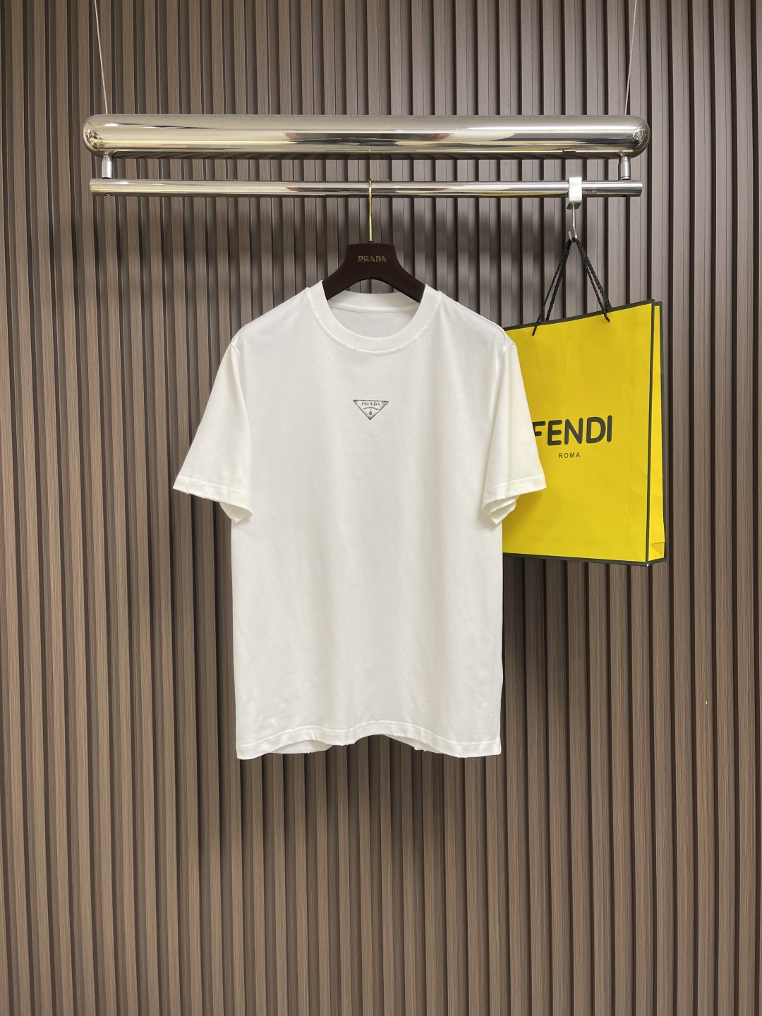 NO:470610,Prada classical letter printing three-color short-sleeved T-shirt, simple and luxurious style. The exquisite brand logo print on the left chest of the T-shirt is a symbol of Prada's century-old heritage and exquisite craftsmanship, demonstrating unique identity and extraordinary taste. Selected high-quality fabrics, soft and delicate touch, skin-friendly and breathable, and comfortable to wear. Whether it is daily travel, casual gathering or business light occasions, it can be easily adapted, adding fashionable charm to you and becoming a classic item in the wardrobe that never goes out of date. Size M-5XL, prada, T-shirt,tees, t-shirt,alexander wang19860909Prada 古典字母印花三色短袖T恤,简约中尽显奢华格调,T恤左胸处精致的品牌徽标印花,是Prada百年底蕴与精湛工艺的象征,彰显着独特身份与非凡品味.精选优质面料,触感柔软细腻,亲肤透气,穿着舒适自在,无论是日常出行、休闲聚会还是商务轻场合,它都能轻松适配,为你增添时尚魅力,成为衣橱中永不过时的经典单品.尺码M-5XL,,prada,T-shirt,tees，t-shirt,alexander wang,Men's clothing