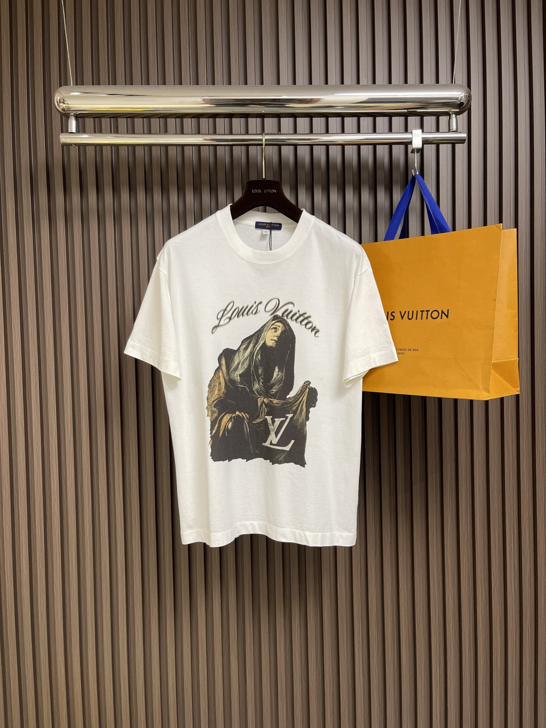 NO:470603,LV 2025ss portrait printed short-sleeved T-shirt, exclusively customized with original board 260g 32 double yarn pure cotton fabric, very soft and comfortable texture. The top-notch fabric that distinguishes the market (not shrinkage, no deformation, no pilling) paired with 320g 1x1 thread (the fabric threads are the same as the cylinder, no color difference, and not easy to deform) original customization, collar mark, wash mark, tag packaging (perfect details) Size S-XXL,,louis vuitton, T-shirt,tees, t-shirt,alexander wang19860909LV 2025ss人像印花短袖T恤,采用原板独家定制260克32支双纱纯棉面料,质感非常柔软舒服 区别市场的顶级面料（不缩水 不变形 不起球）搭配320克1x1螺纹（面料螺纹同缸定染无色差 不易变形）原版定制 领标 洗水唛 吊牌包装（细节完美） 尺码S-XXL,,louis vuitton,T-shirt,tees，t-shirt,alexander wang,Men's clothing