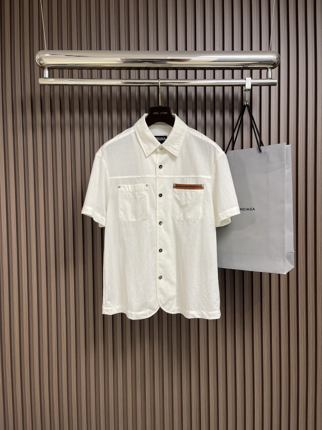 NO:470573,The whole set of zegna 2025SS season new short-sleeved shirt shorts suit. This short-sleeved shirt is made of fine fabrics, with natural and refreshing texture, and is an ideal choice for casual and exquisite outfits. It is decorated with exquisite details and is a classic item for exquisite casual clothes. Size 48-56, shorts, shirts, T-shirts, alexander wang19860909整套 zegna 2025SS当季新款短袖衬衫短裤套装,这款短袖衬衫选用精细面料制成,质感自然清爽透气,是随性精致穿搭的理想之选.饰有考究细节,是精致休闲衣的经典单品.尺码48-56,,shorts,shirts,T-shirt,alexander wang,Men's clothing